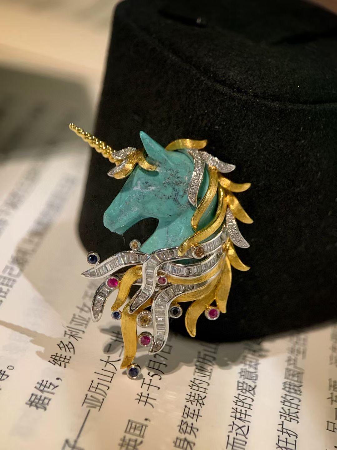 Women's or Men's 18K Gold Natural Turquoise Unicorn-Shaped Brooch with Diamonds For Sale