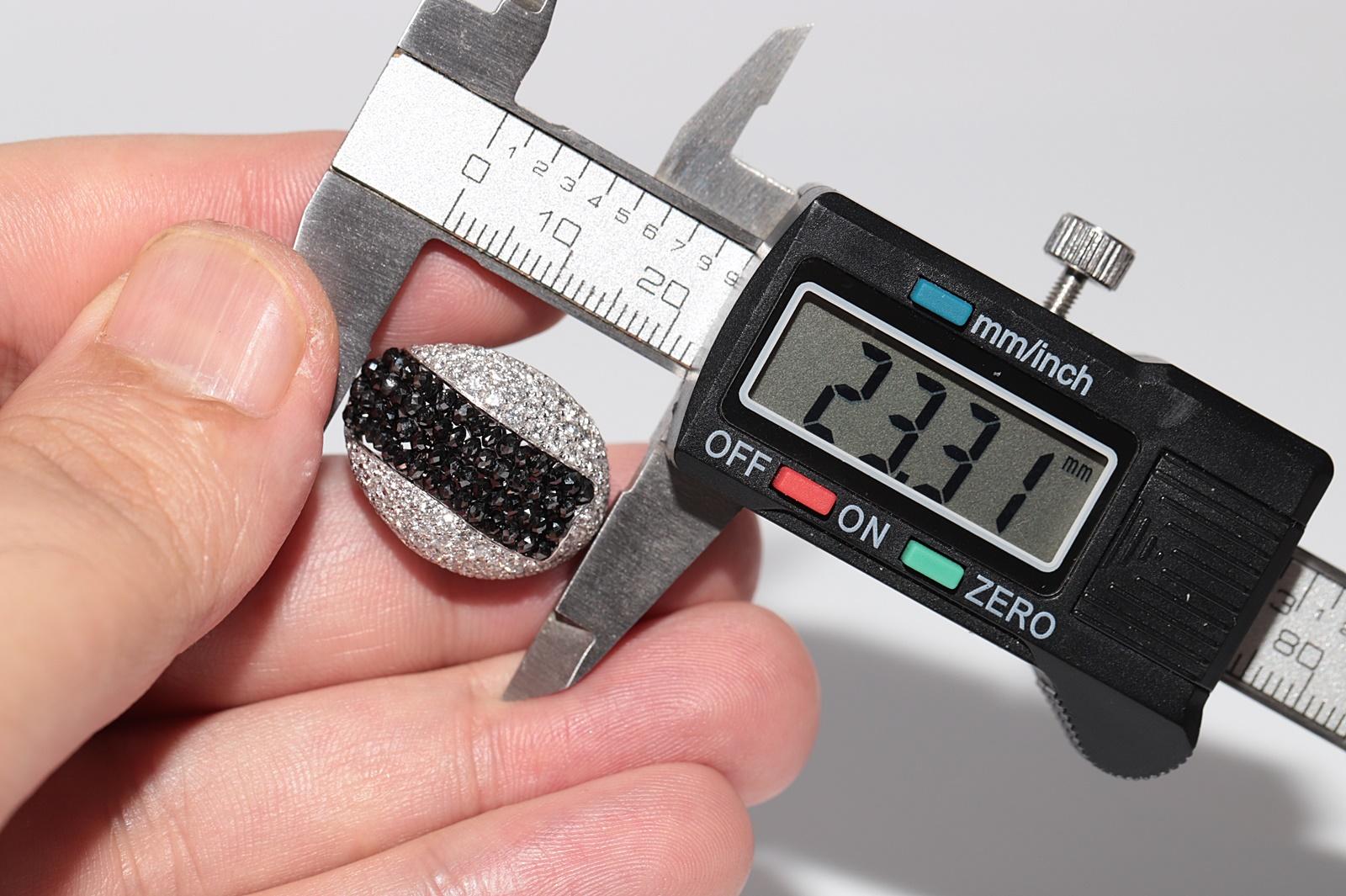 18 Karat Gold Natürlicher weißer und schwarzer Diamant Dekorierter Ohrstecker im Angebot 4