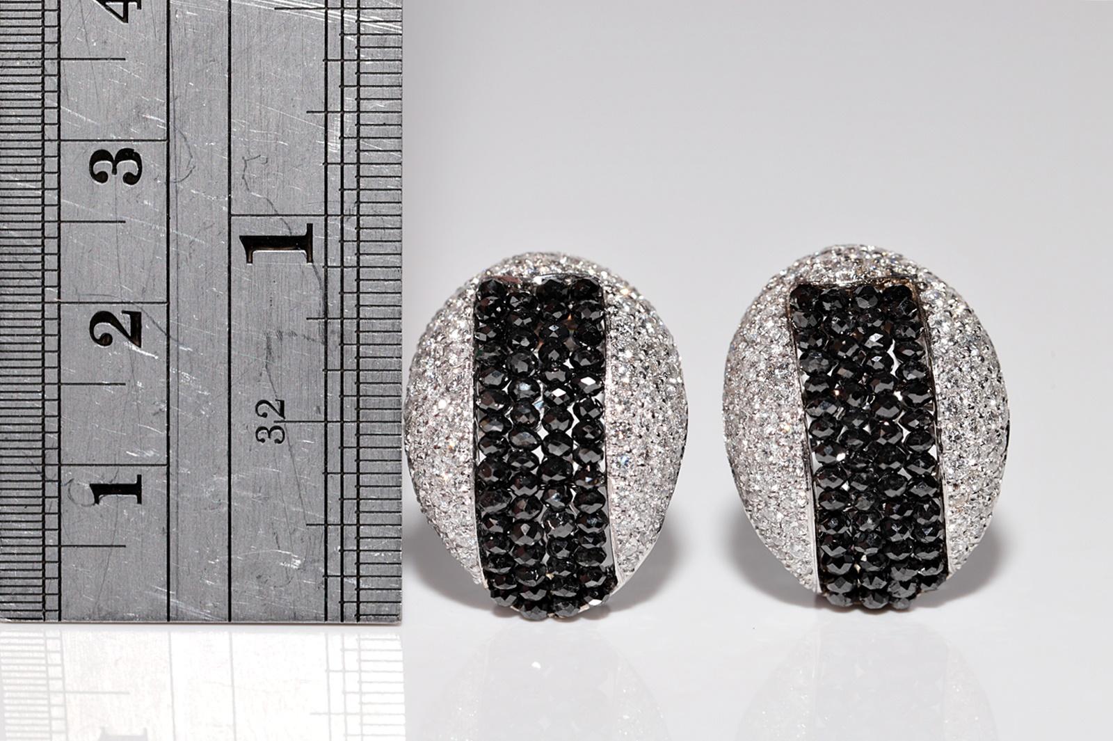 18 Karat Gold Natürlicher weißer und schwarzer Diamant Dekorierter Ohrstecker (Moderne) im Angebot