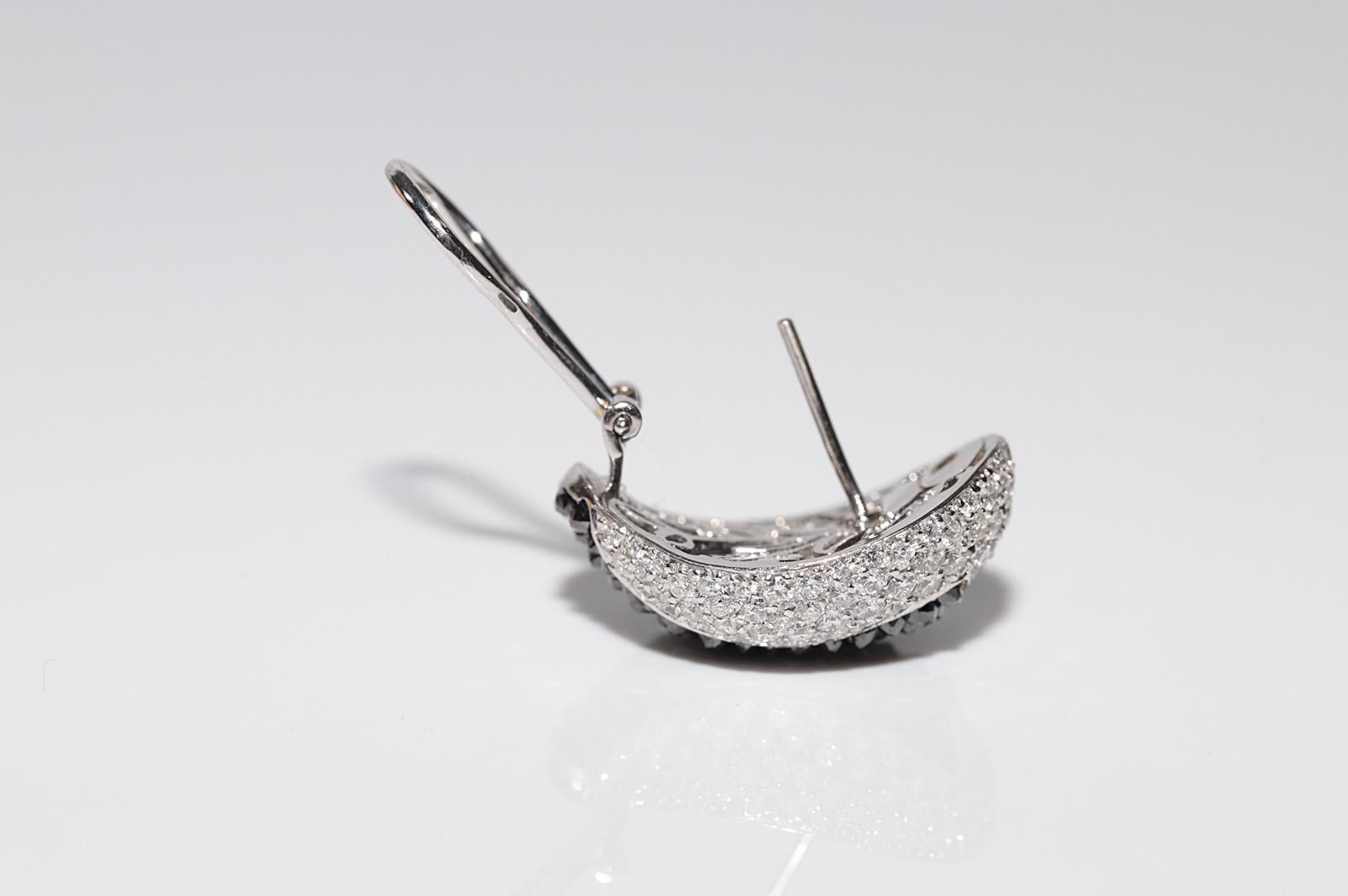 18 Karat Gold Natürlicher weißer und schwarzer Diamant Dekorierter Ohrstecker (Brillantschliff) im Angebot