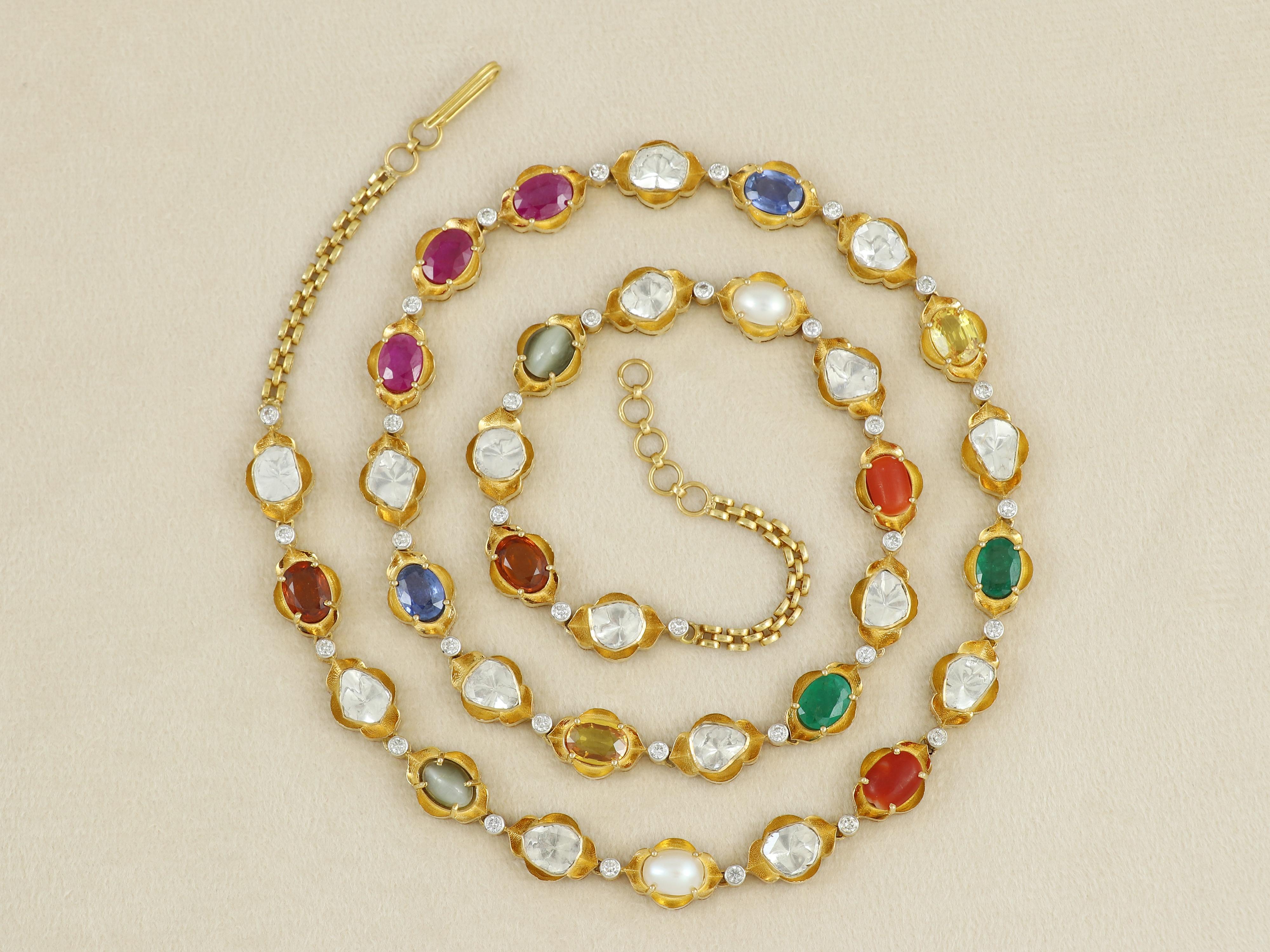 Eine Kette aus 18-karätigem Gold, die nach dem hinduistischen Konzept der Verschmelzung von neun wertvollen Edelsteinen mit natürlichen, voll geschliffenen Diamanten und ungeschliffenen Diamantscheiben hergestellt wurde.

Das Collier ist in der