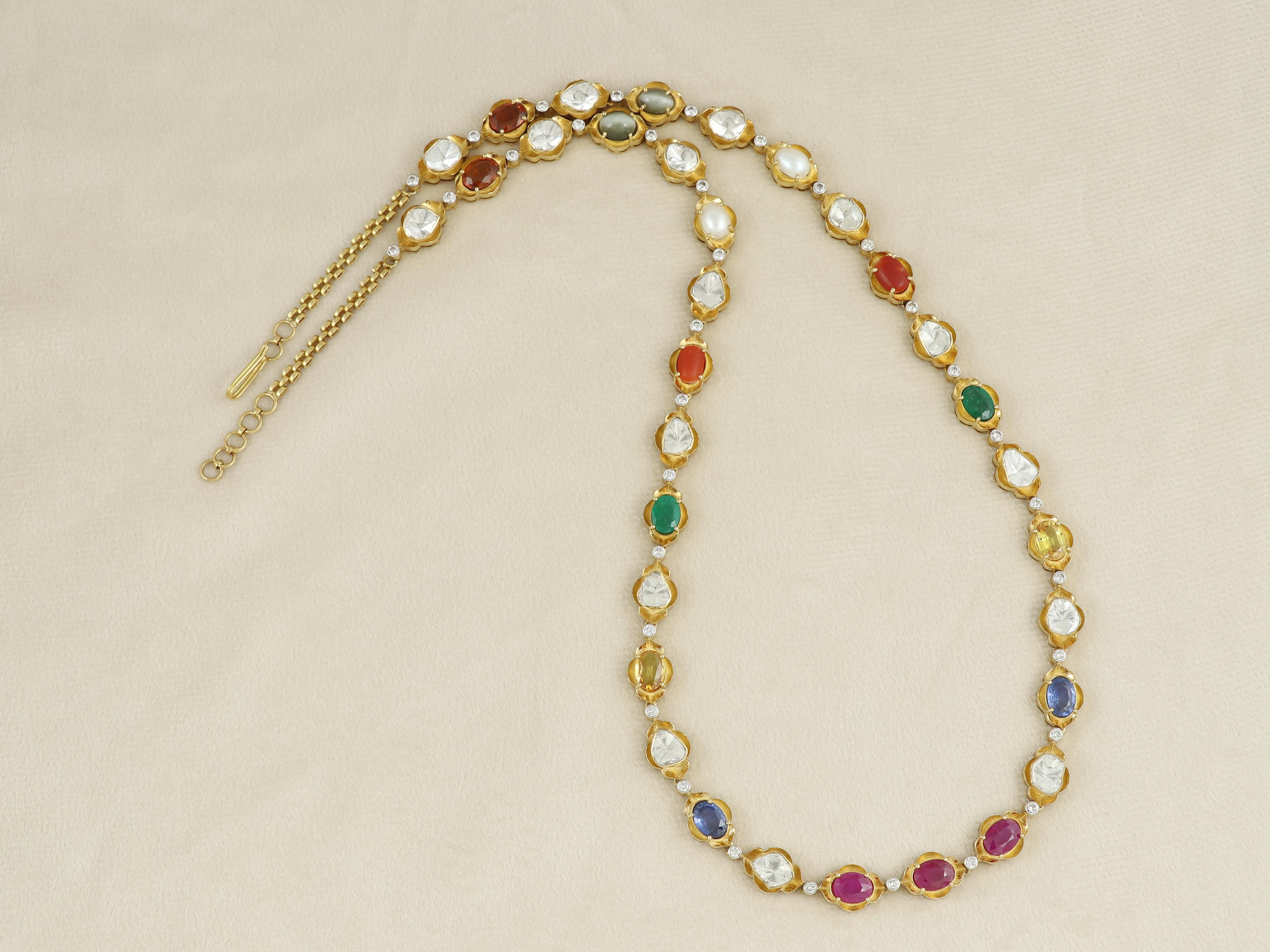 Navratna-Halskette aus 18 Karat Gold mit Diamanten und Diamantscheiben  Navratan-Schnur (Ovalschliff) im Angebot