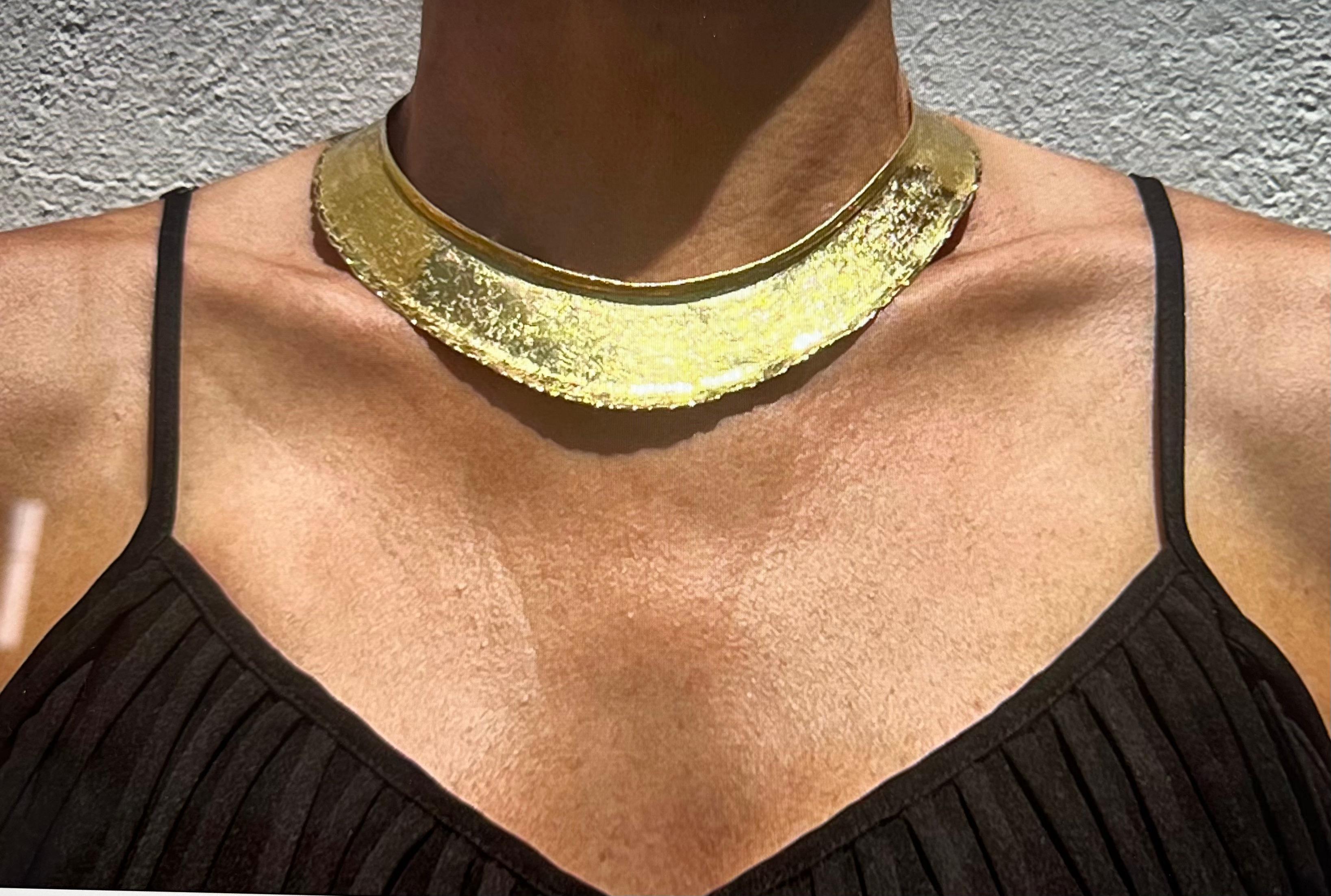 18k Gold Neck Ring by Swedish Master Claës Giertta Made Year 1968 en vente 8