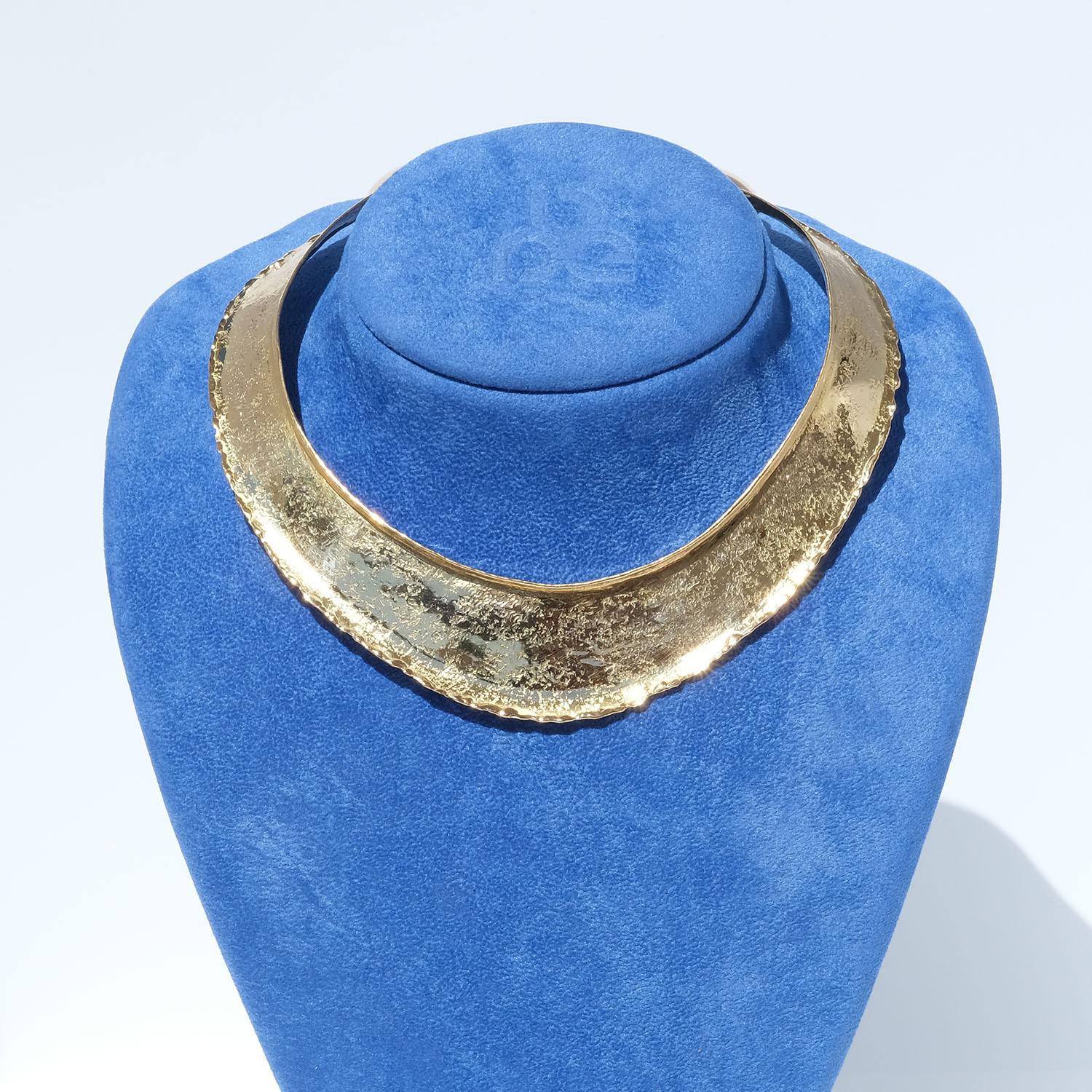 18k Gold Neck Ring by Swedish Master Claës Giertta Made Year 1968 For Sale 2