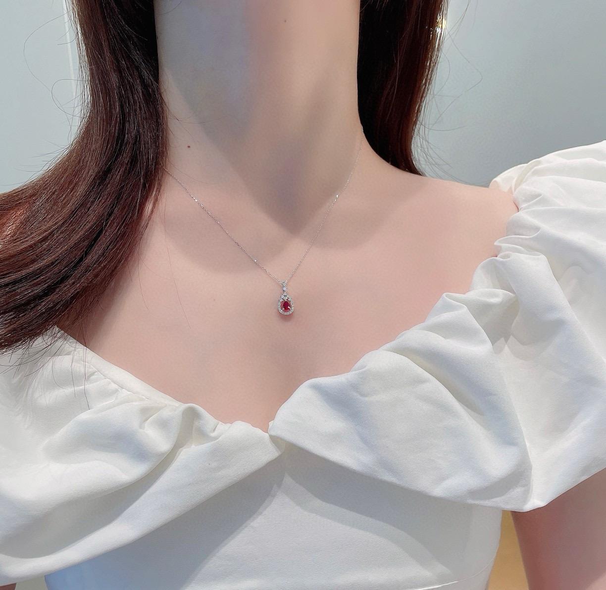 Collar de oro de 18 quilates con colgante de diamantes en forma de gota de rubí halo Moderno en venta