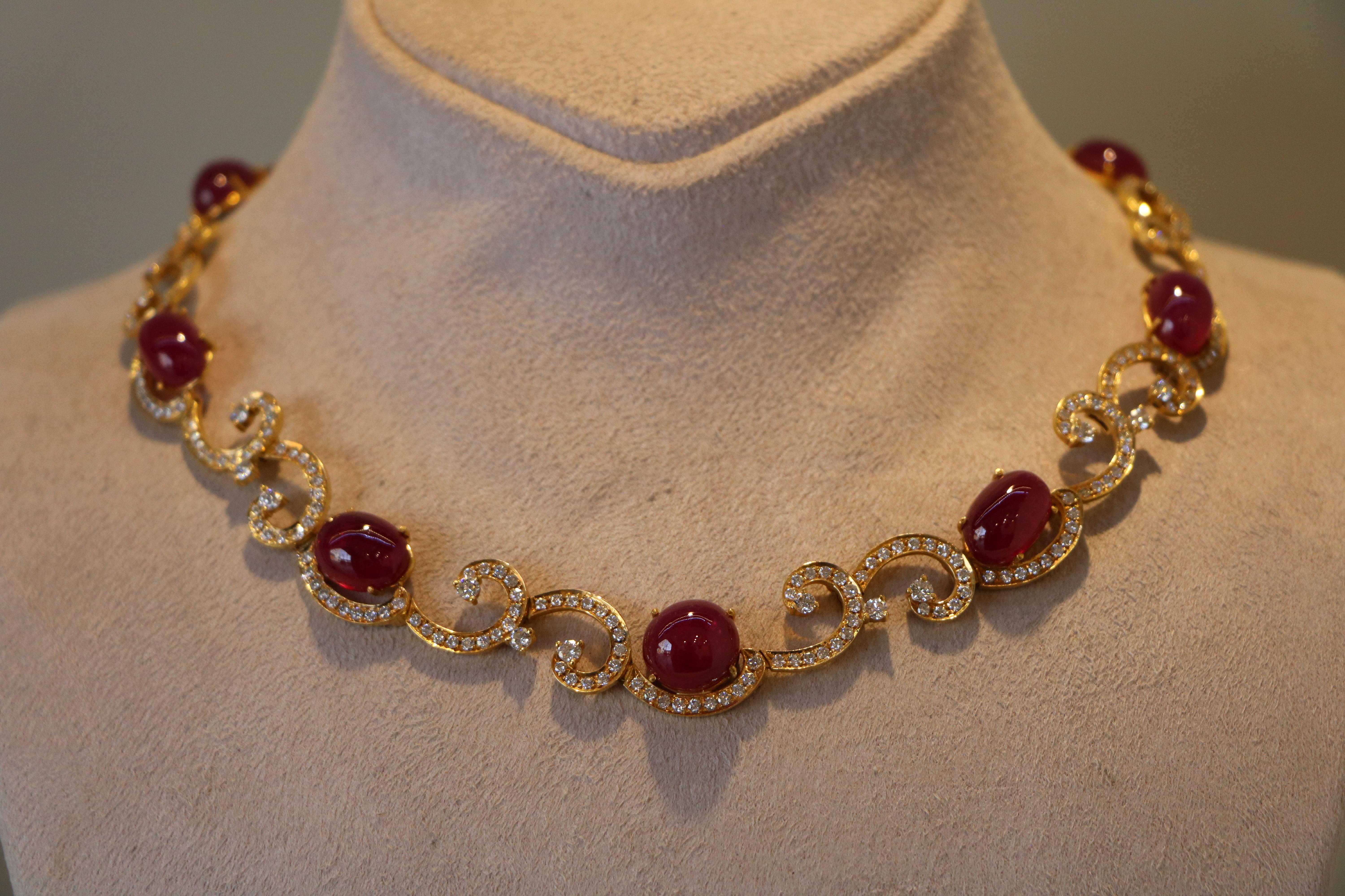 Goldhalskette mit Diamanten und Rubinen besetzt
MATERIAL: 18K Gelbgold 
Unterschrieben:
Chanel Paris

Diamanten:
Anzahl: 374 natürliche Diamanten
Gesamtgewicht: 11,04 Karat
Schliff: Runder Brillant
Farbe: D-E-F
Klarheit: VVS-VS

Rubine:
10