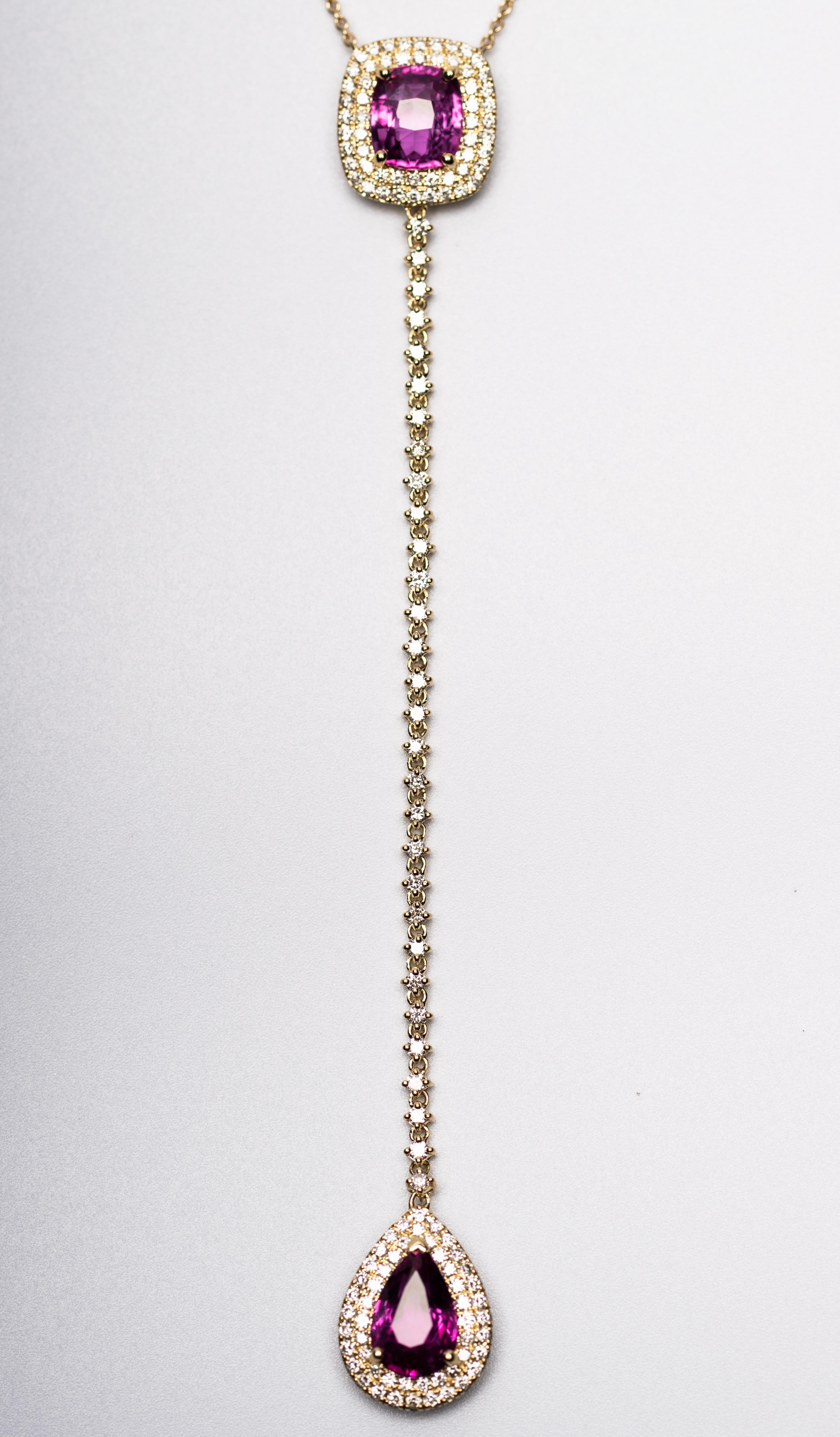 Giocoso. Appassionato. Impossibile da ignorare.

Amourette è l'amore a colori: realizzato in oro giallo 18 carati, risplende con due vibranti zaffiri rosa e una linea scintillante di diamanti bianchi. La goccia drammatica, la silhouette giocosa e lo