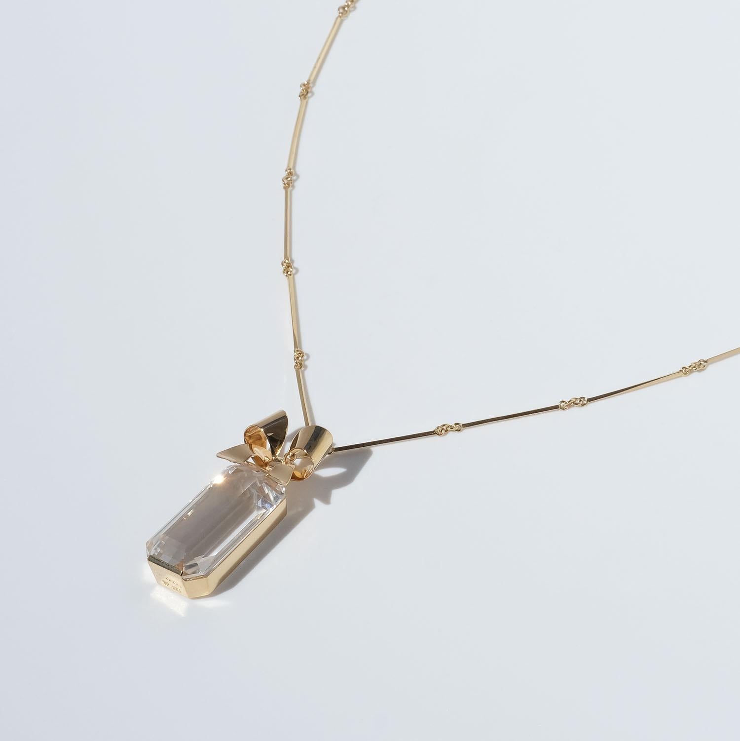 Quadrato Collana in oro 18k con ciondolo in cristallo di rocca di Ateljé Stigbert Anno di fabbricazione, 1945 in vendita