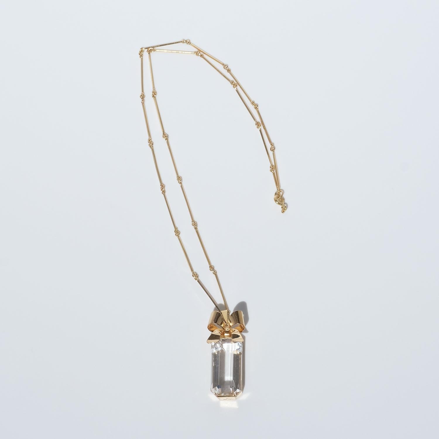 Collana in oro 18k con ciondolo in cristallo di rocca di Ateljé Stigbert Anno di fabbricazione, 1945 In condizioni buone in vendita a Stockholm, SE