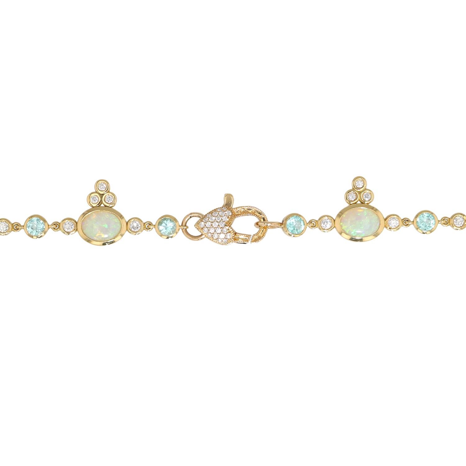  Ce superbe collier créé par l'illustre designer Erica Courtney met en valeur la beauté éthérée de 18 opales australiennes, totalisant 16,29 carats. Chaque opale, connue pour son jeu de couleurs vibrant, rayonne d'un spectre captivant de teintes,