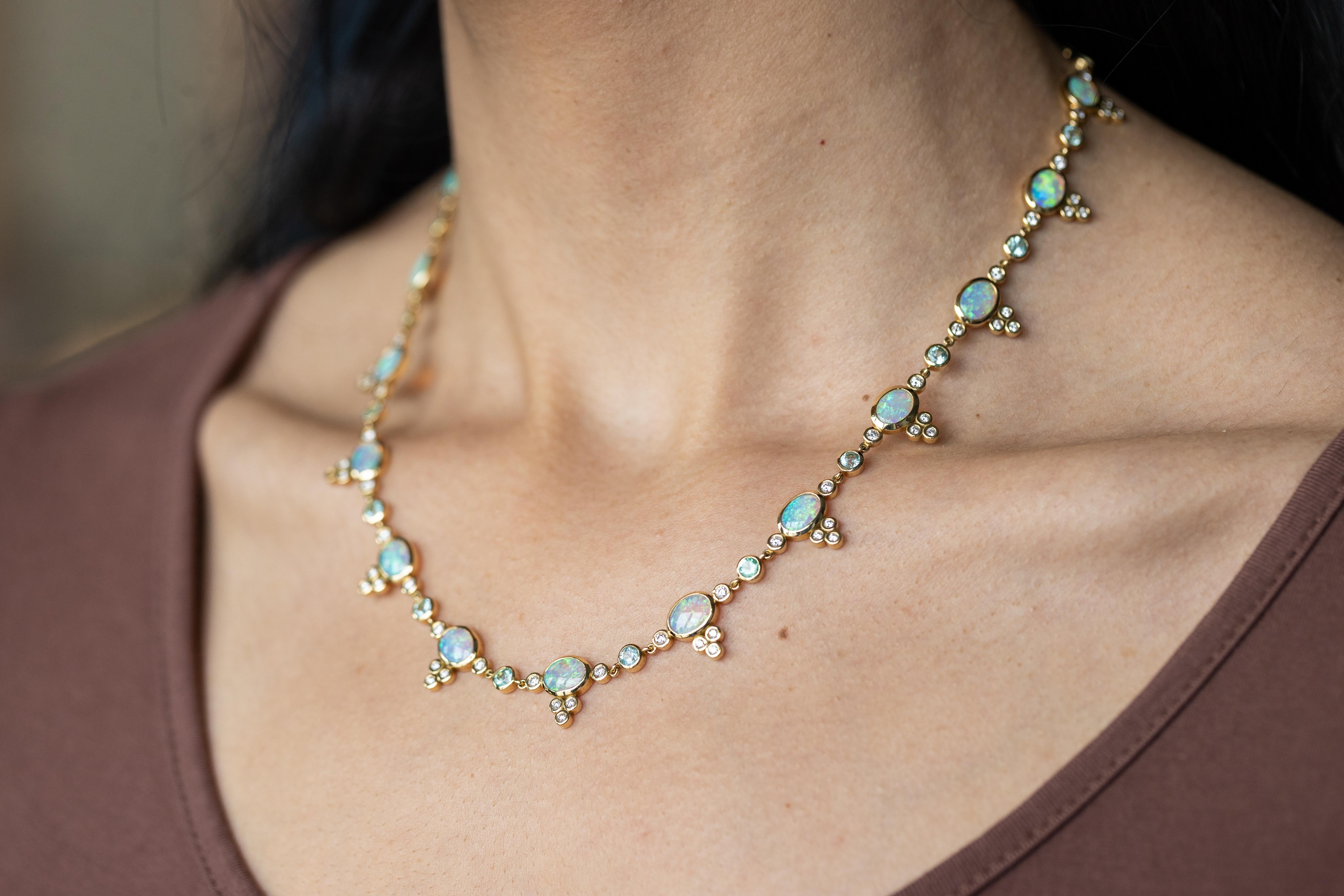 Moderne Collier en or 18 carats avec opale australienne, tourmaline Paraiba et diamants