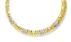Collar de Oro de 18 K con Cuatro Paneles de Diamantes Pavé, Cortes Redondos Brillantes
