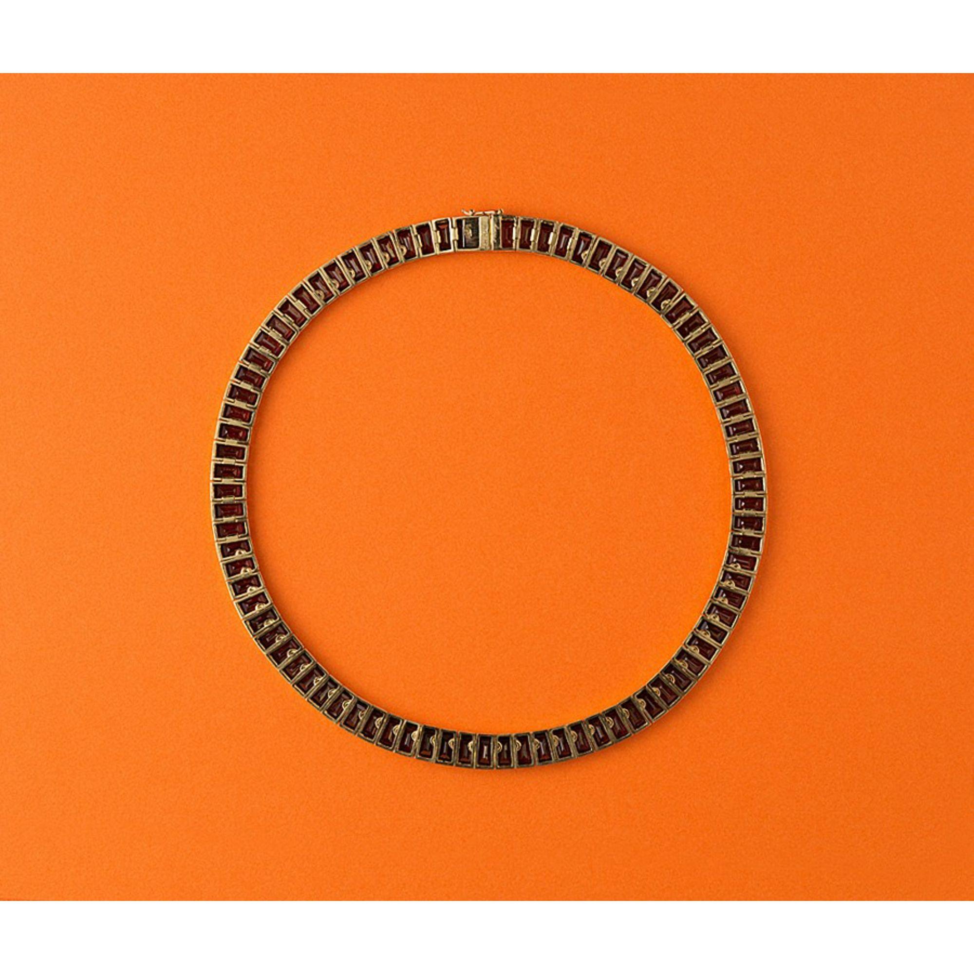 An 18 carat gold necklace with 79 tapered baguette cut garnets, pavé set, signed and numbered: Poiray, 23978, France, circa 1985.

Additional information:
Period: Modern
Weight: 99.21 grams
Length: 45 cm
Width: circa 9 mm