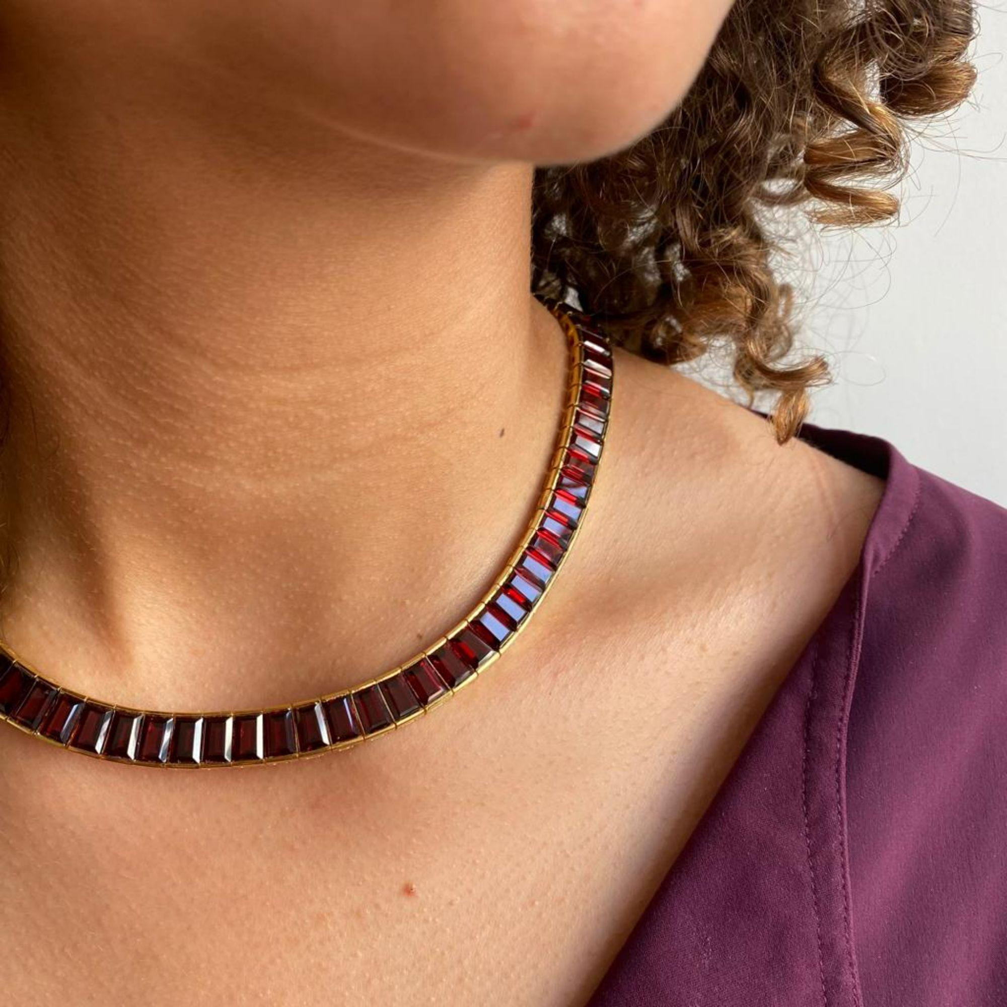 Modern 18K Gold Necklace with Garnets For Sale