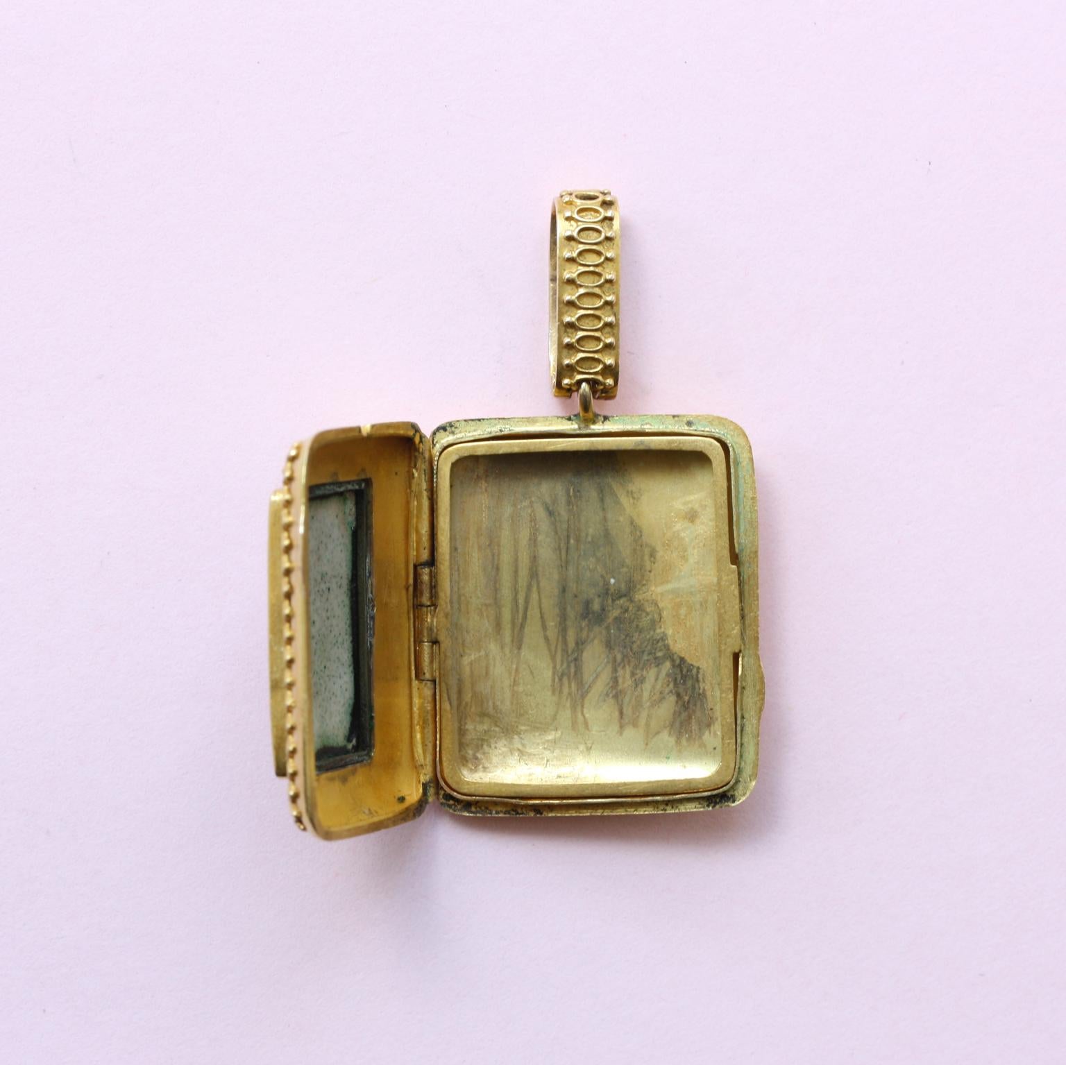 18 Karat Gold Neoclassical Locket with Demeter In Good Condition In Amsterdam, NL