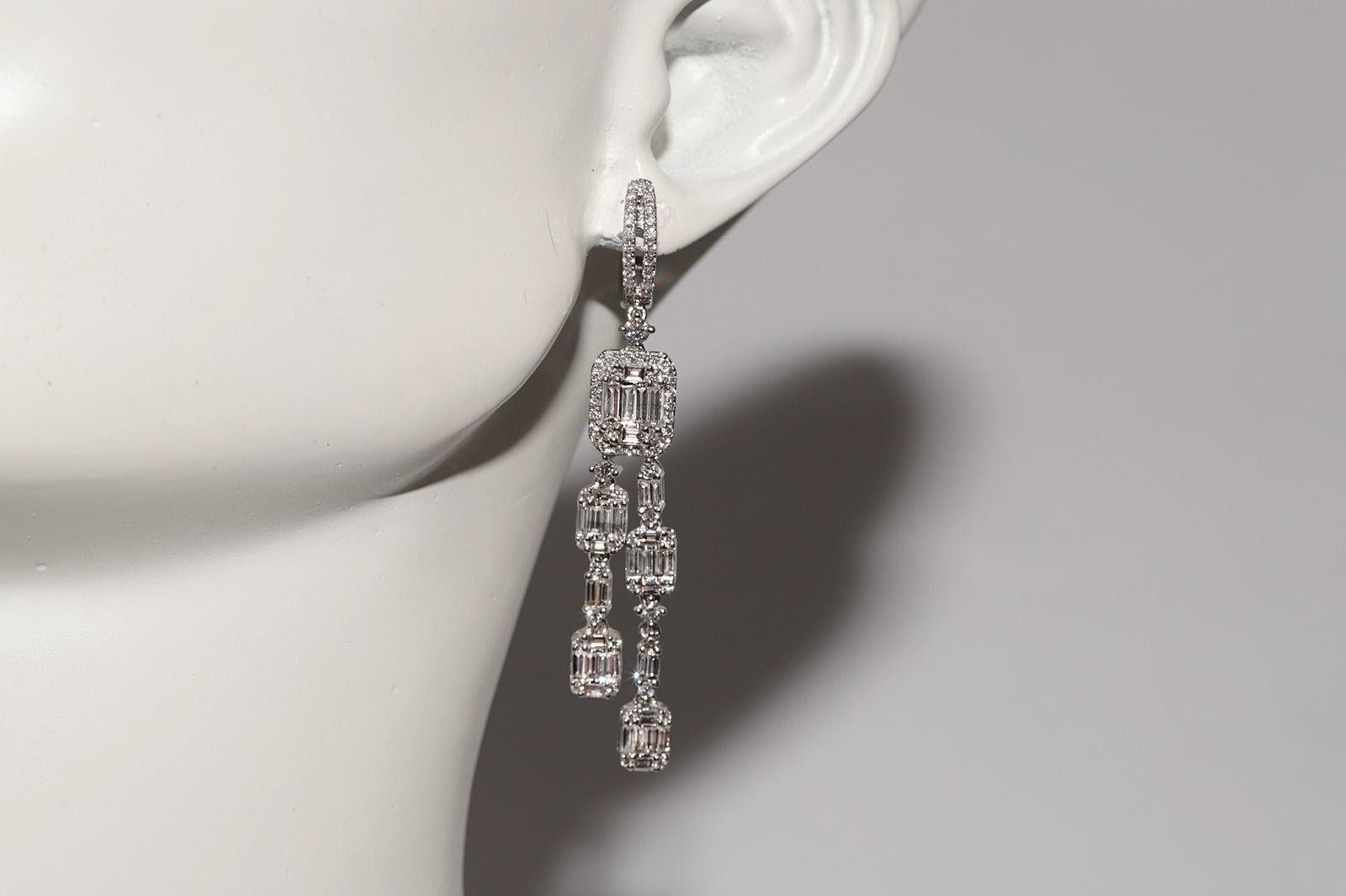 Boucles d'oreilles pendantes en or 18 carats, neuves, avec diamants naturels taille baguette brillants en vente 5