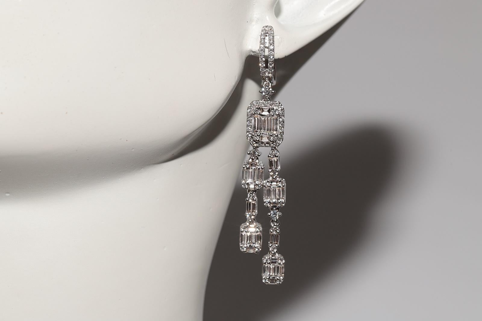 Boucles d'oreilles pendantes en or 18 carats, neuves, avec diamants naturels taille baguette brillants en vente 7