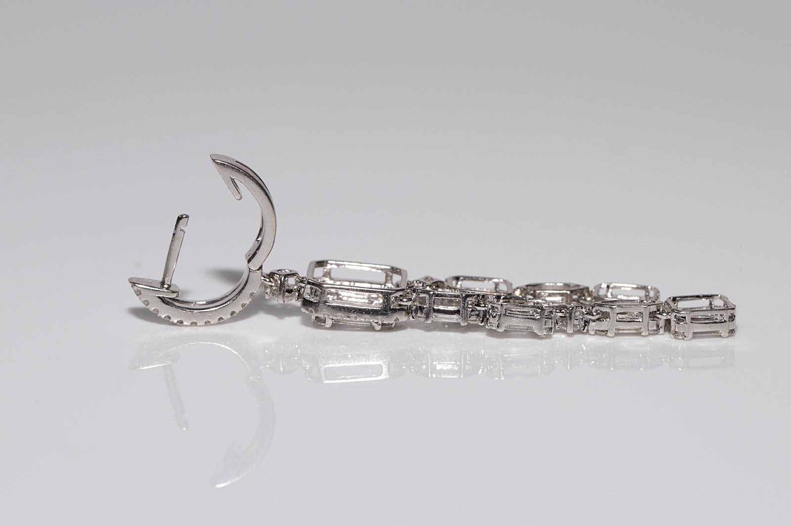 Boucles d'oreilles pendantes en or 18 carats, neuves, avec diamants naturels taille baguette brillants en vente 10
