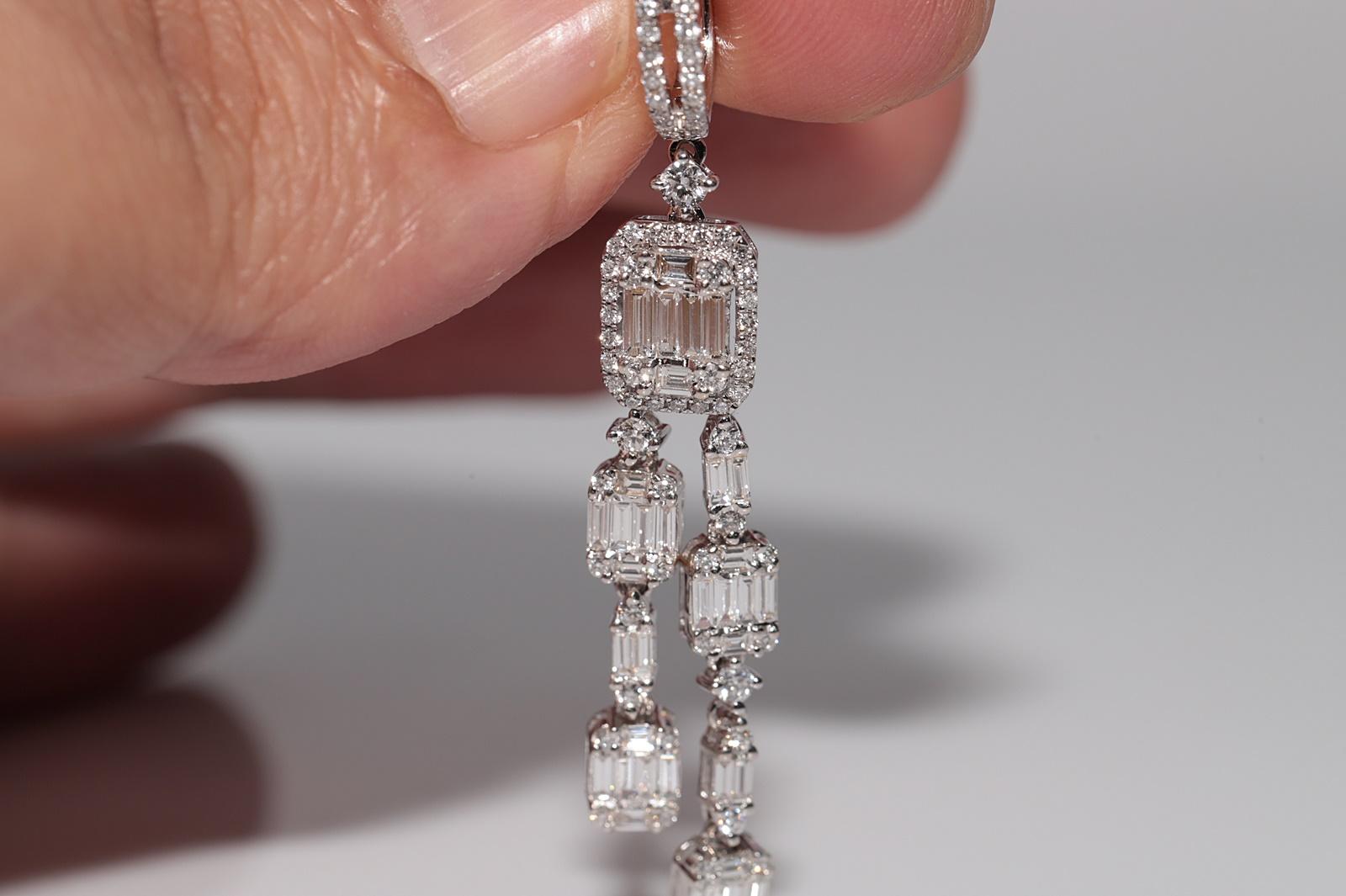 Boucles d'oreilles pendantes en or 18 carats, neuves, avec diamants naturels taille baguette brillants en vente 11