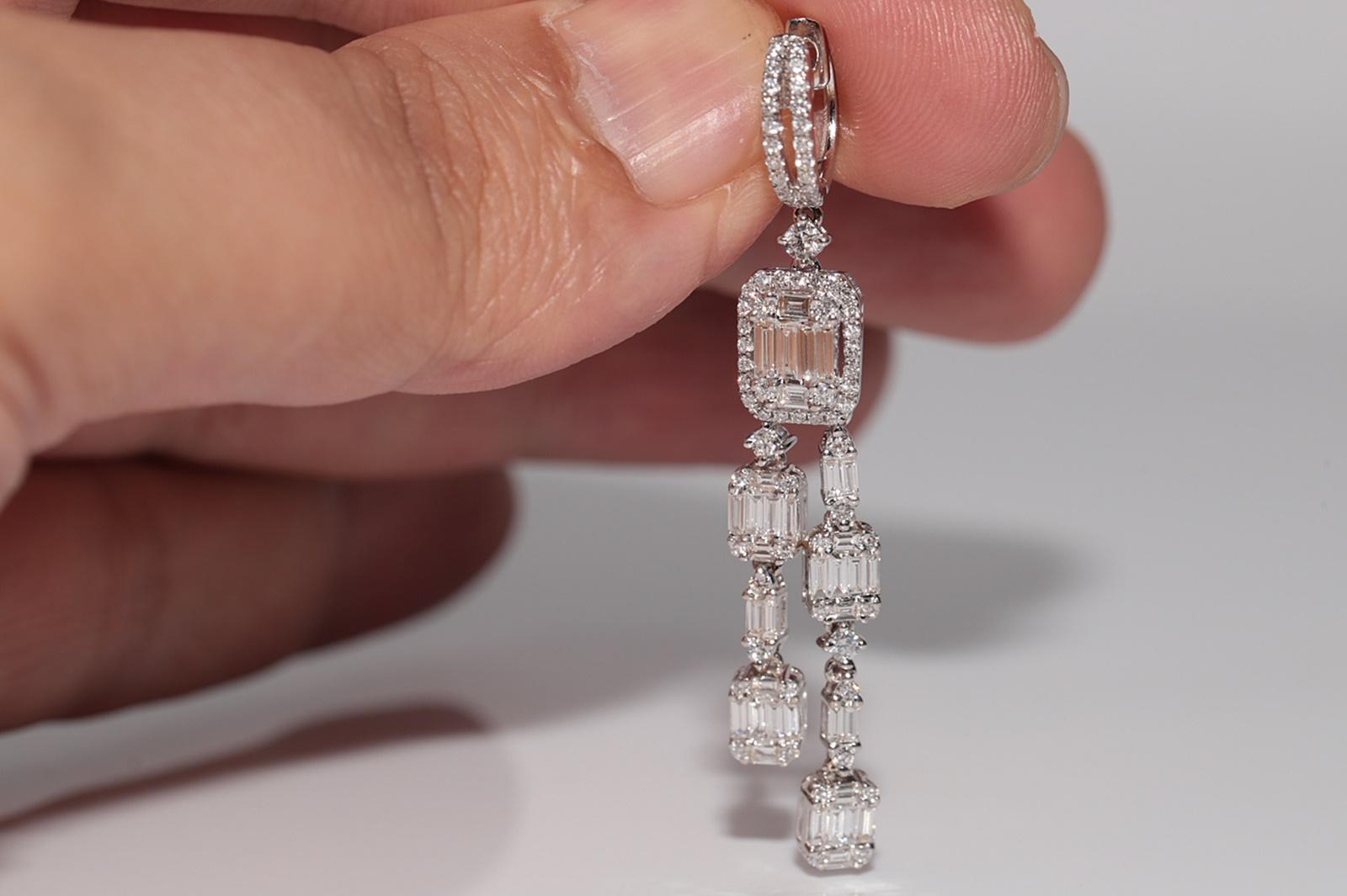 Boucles d'oreilles pendantes en or 18 carats, neuves, avec diamants naturels taille baguette brillants en vente 12