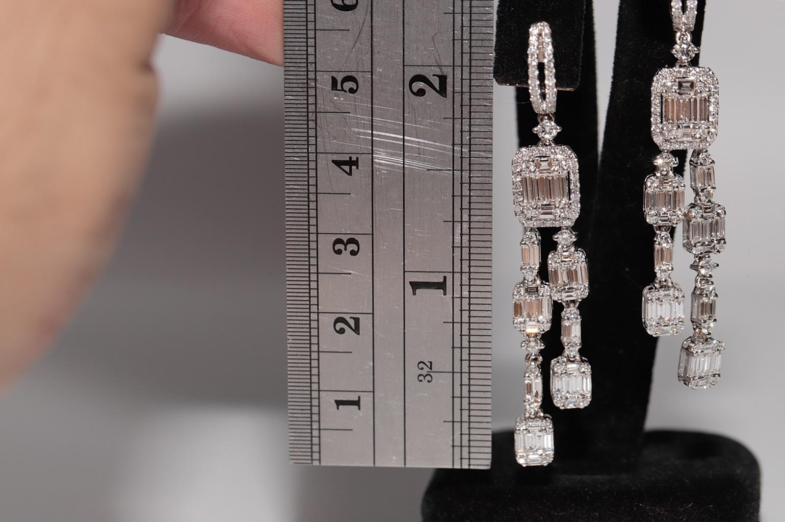 Moderne Boucles d'oreilles pendantes en or 18 carats, neuves, avec diamants naturels taille baguette brillants en vente