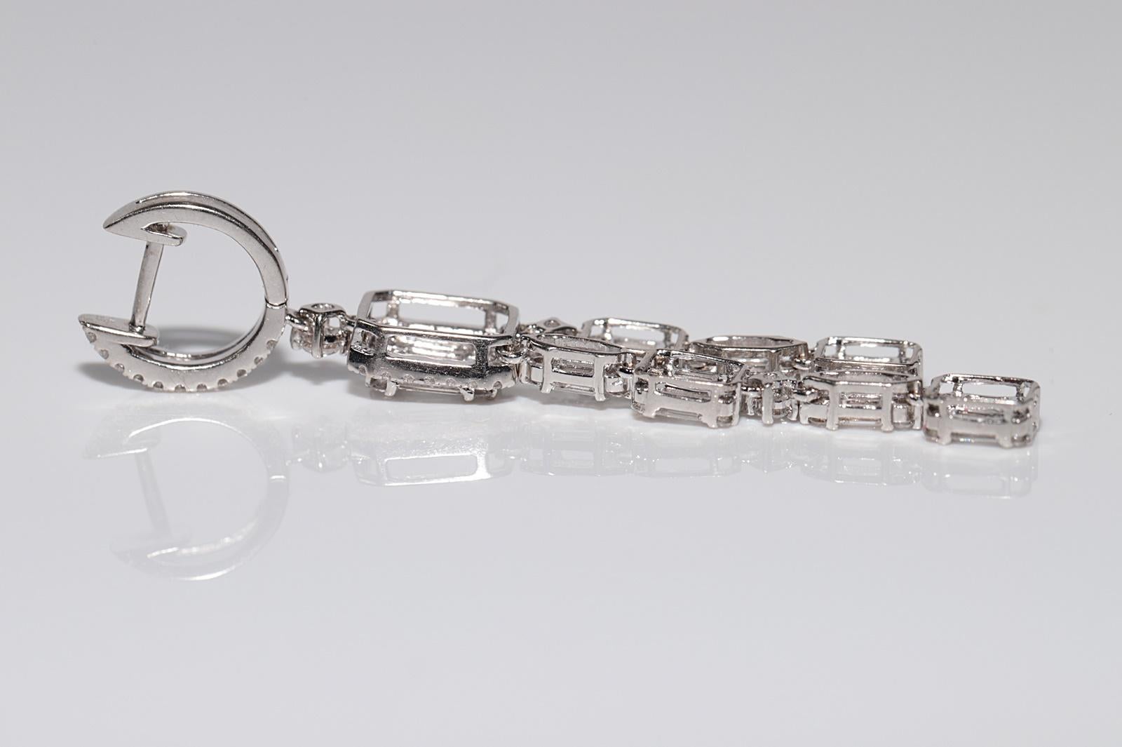 Boucles d'oreilles pendantes en or 18 carats, neuves, avec diamants naturels taille baguette brillants en vente 1