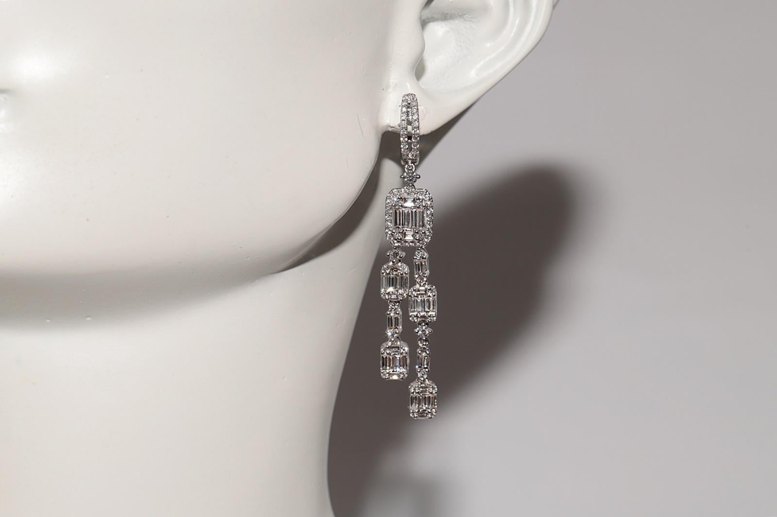 Boucles d'oreilles pendantes en or 18 carats, neuves, avec diamants naturels taille baguette brillants en vente 3