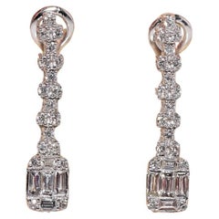 Pendiente de diamante natural talla brillante y diamante talla baguette en oro de 18k de nueva factura