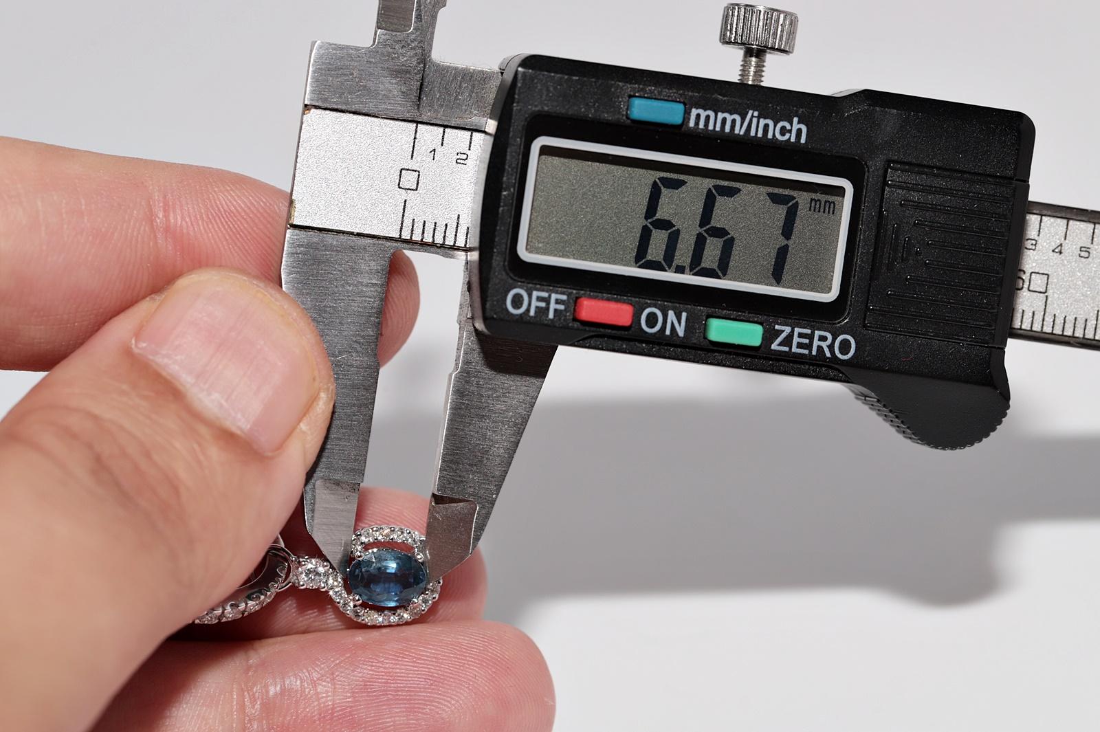 18 Karat Gold Neuer natürlicher Diamant und blauer Topas Dekorierter Tropfenohrring mit Diamanten im Angebot 4