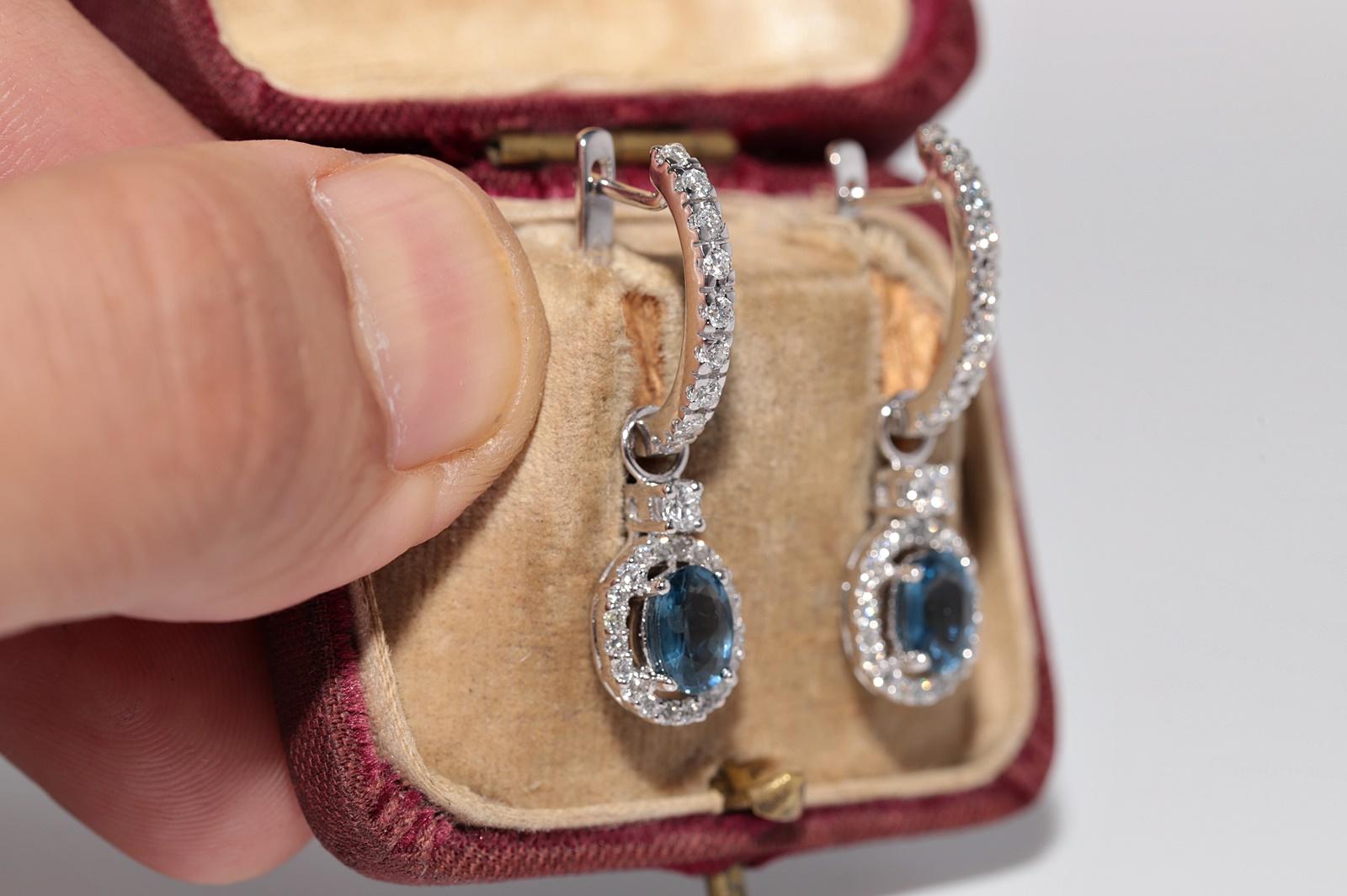 Pendiente de gota decorado con diamantes naturales y topacio azul de oro de 18k de nueva factura Moderno en venta