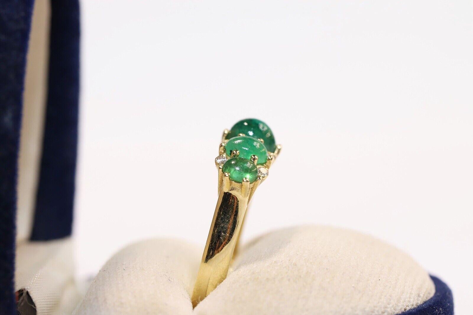 Moderne Bague en or 18 carats, neuve, décorée de diamants naturels et d'émeraudes taille cabochon en vente