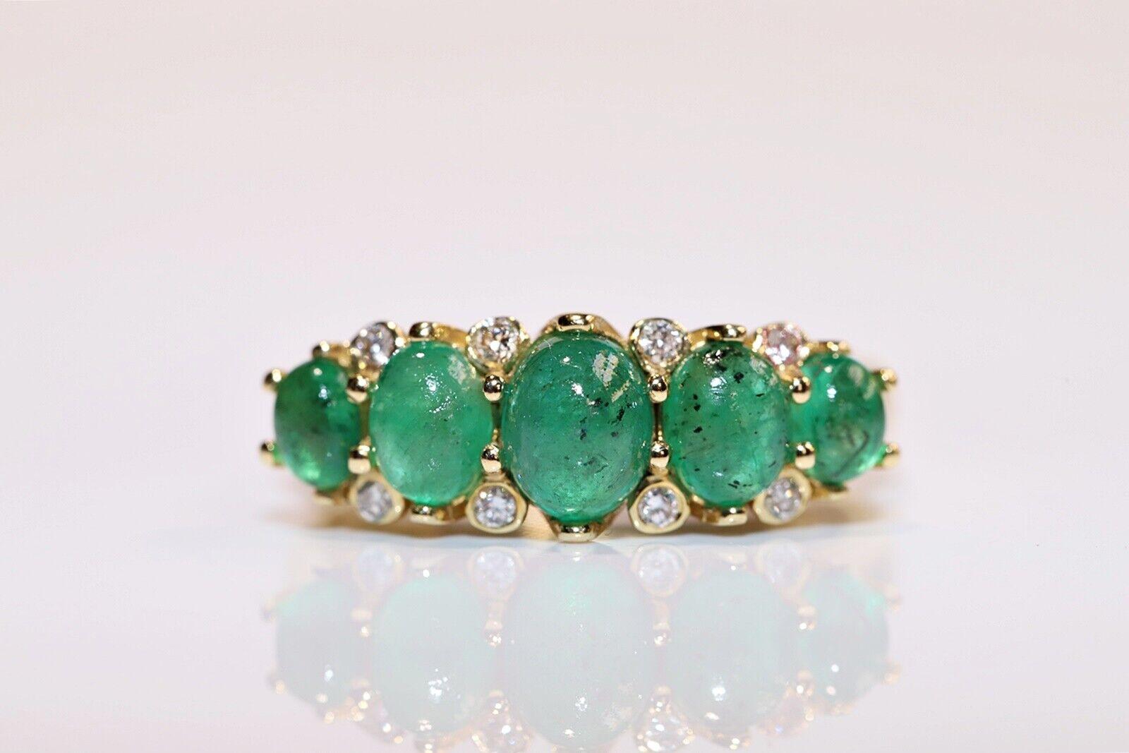 Taille brillant Bague en or 18 carats, neuve, décorée de diamants naturels et d'émeraudes taille cabochon en vente