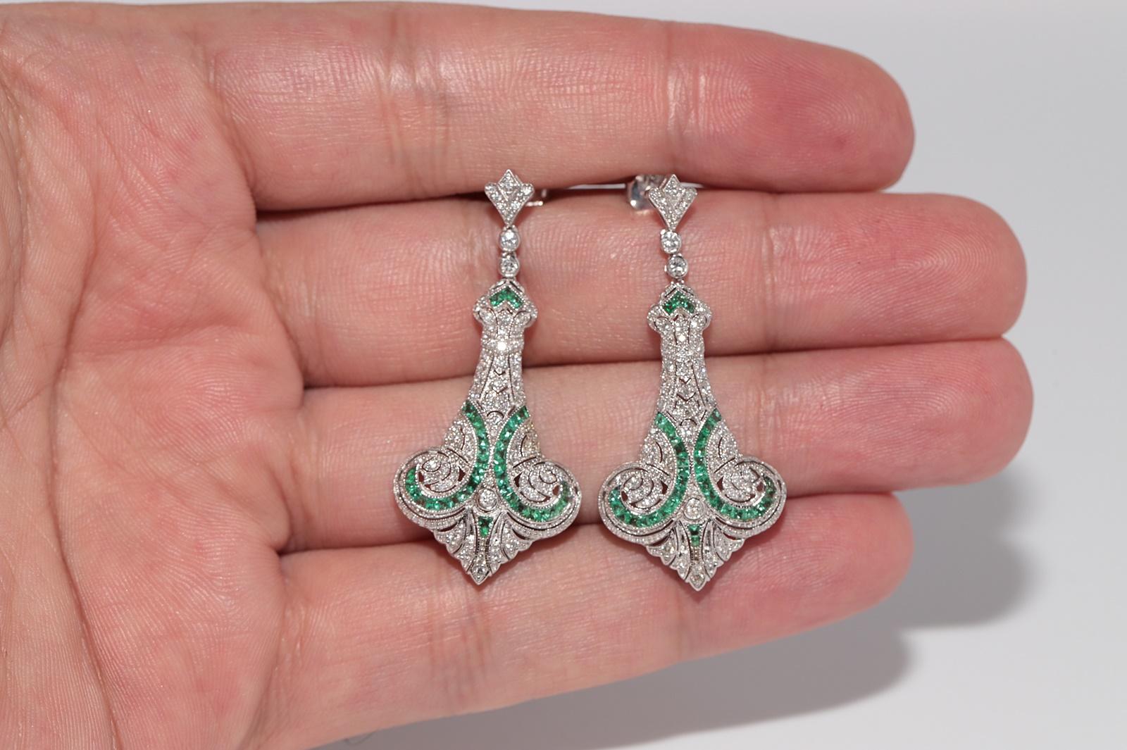 Boucle d'oreille pendante en or 18k New Made, diamant naturel et émeraude taillée en calibre en vente 1