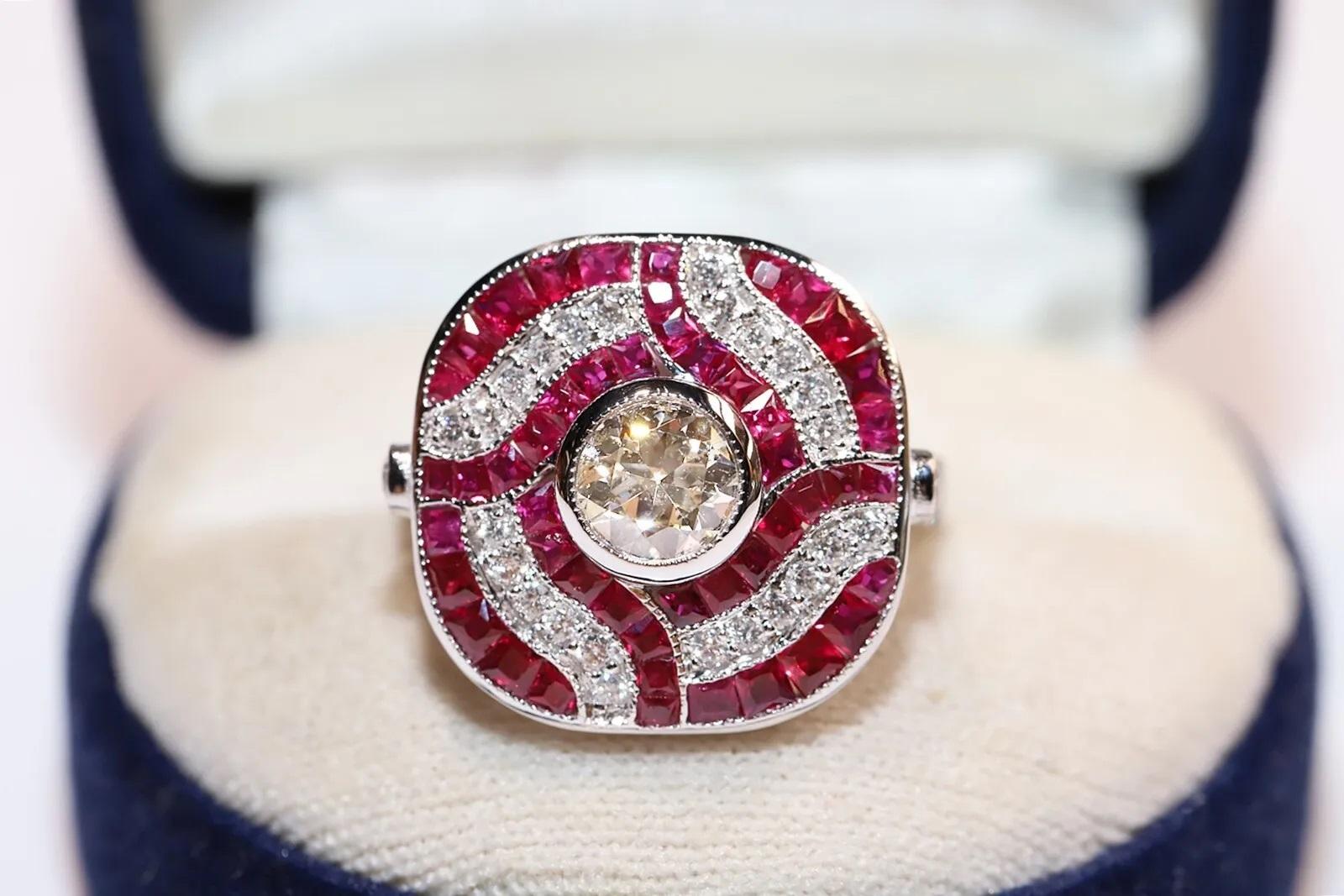 En très bon état.
Le poids total est de 7,3 grammes.
Le diamant central est de 0,72 carat.
Totalement en diamant de 1,22 carat.
Le diamant est a  Couleur H-I-J et pureté vvs-S1.
Totally est un rubis de 0,55 carat.
La taille de la bague est US 6.5