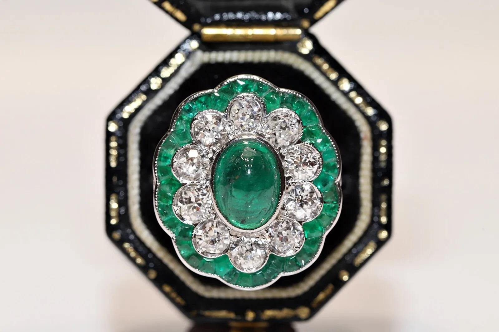 Bague cocktail décorée d'émeraudes et de diamants naturels de fabrication neuve en or 18 carats en vente 6