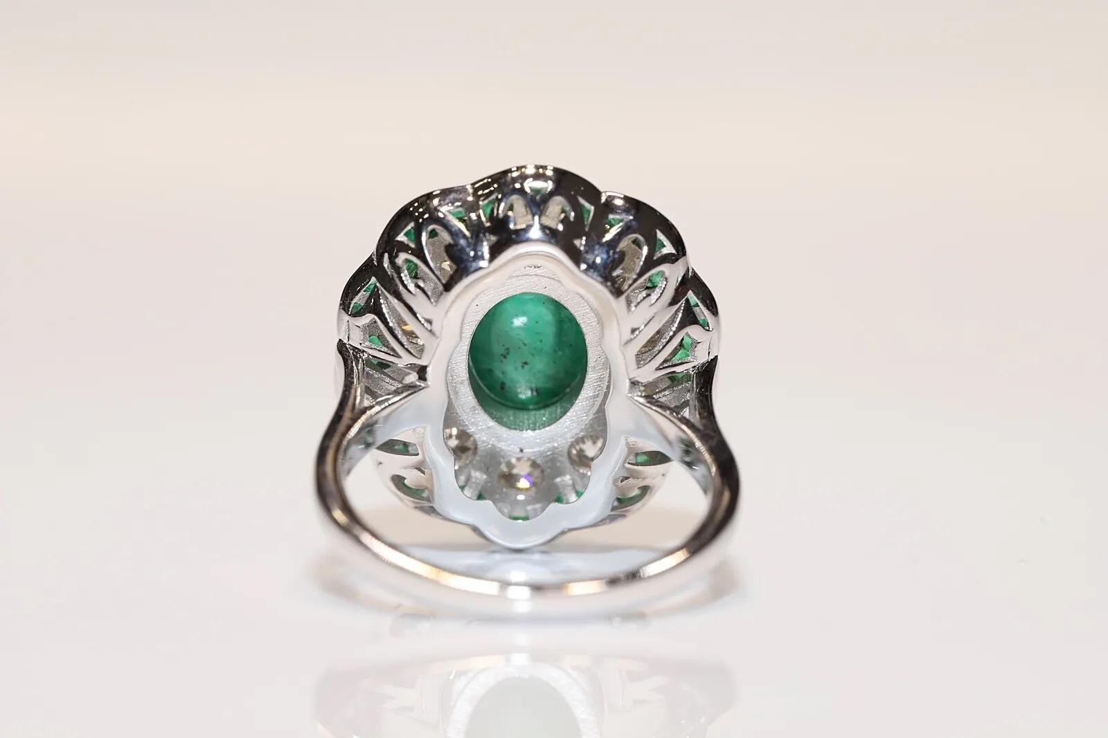 Bague cocktail décorée d'émeraudes et de diamants naturels de fabrication neuve en or 18 carats Pour femmes en vente