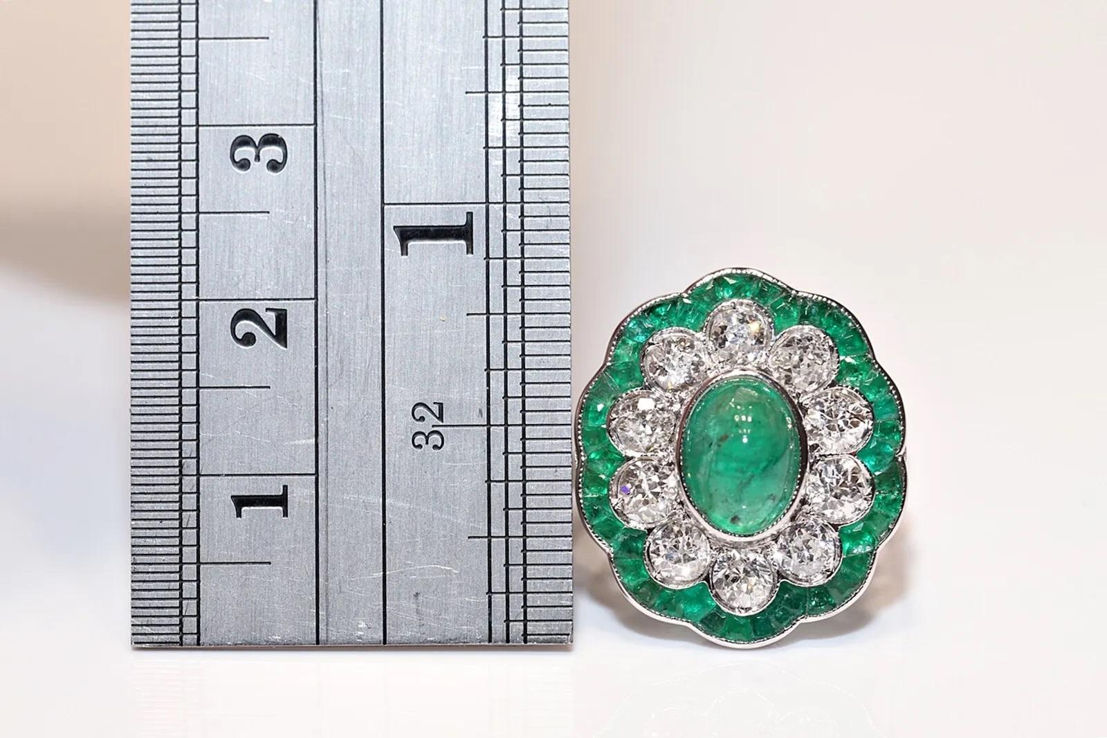 Bague cocktail décorée d'émeraudes et de diamants naturels de fabrication neuve en or 18 carats en vente 1