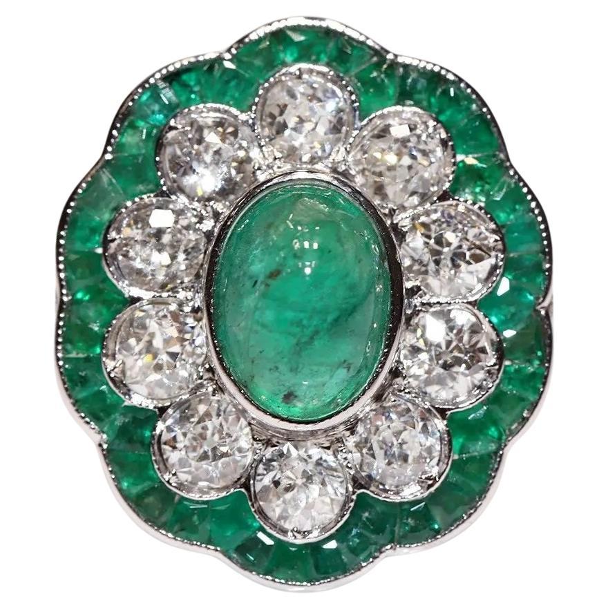 18 Karat Gold Neuer natürlicher Diamant und Smaragd Dekorierter Cocktail-Ring mit Smaragd
