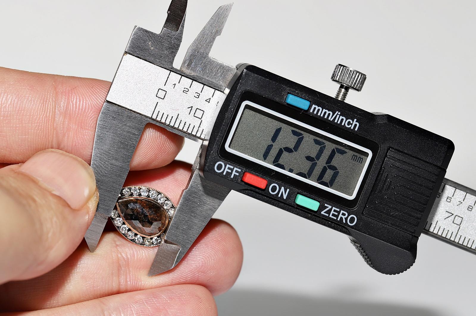 Pendiente Gota Decorado con Diamantes Naturales de Oro 18k de Nueva Fabricación en venta 8