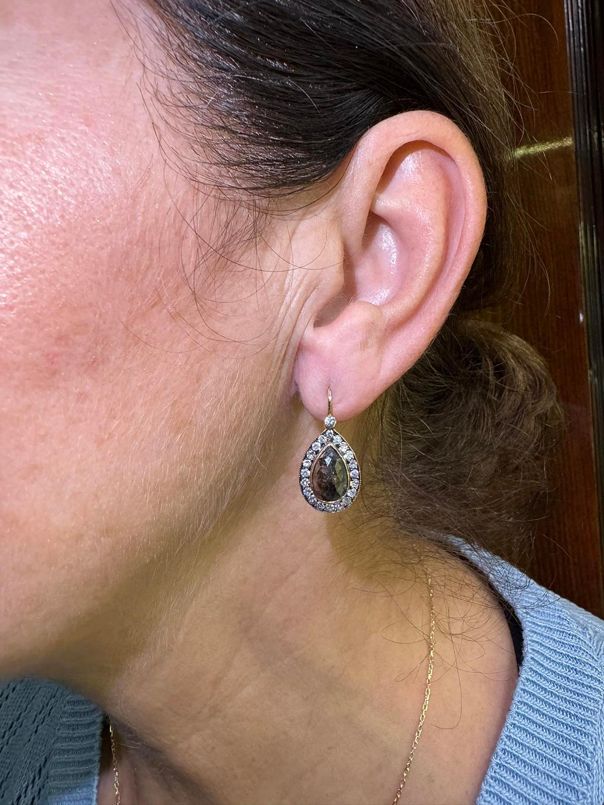 Pendiente Gota Decorado con Diamantes Naturales de Oro 18k de Nueva Fabricación en venta 10