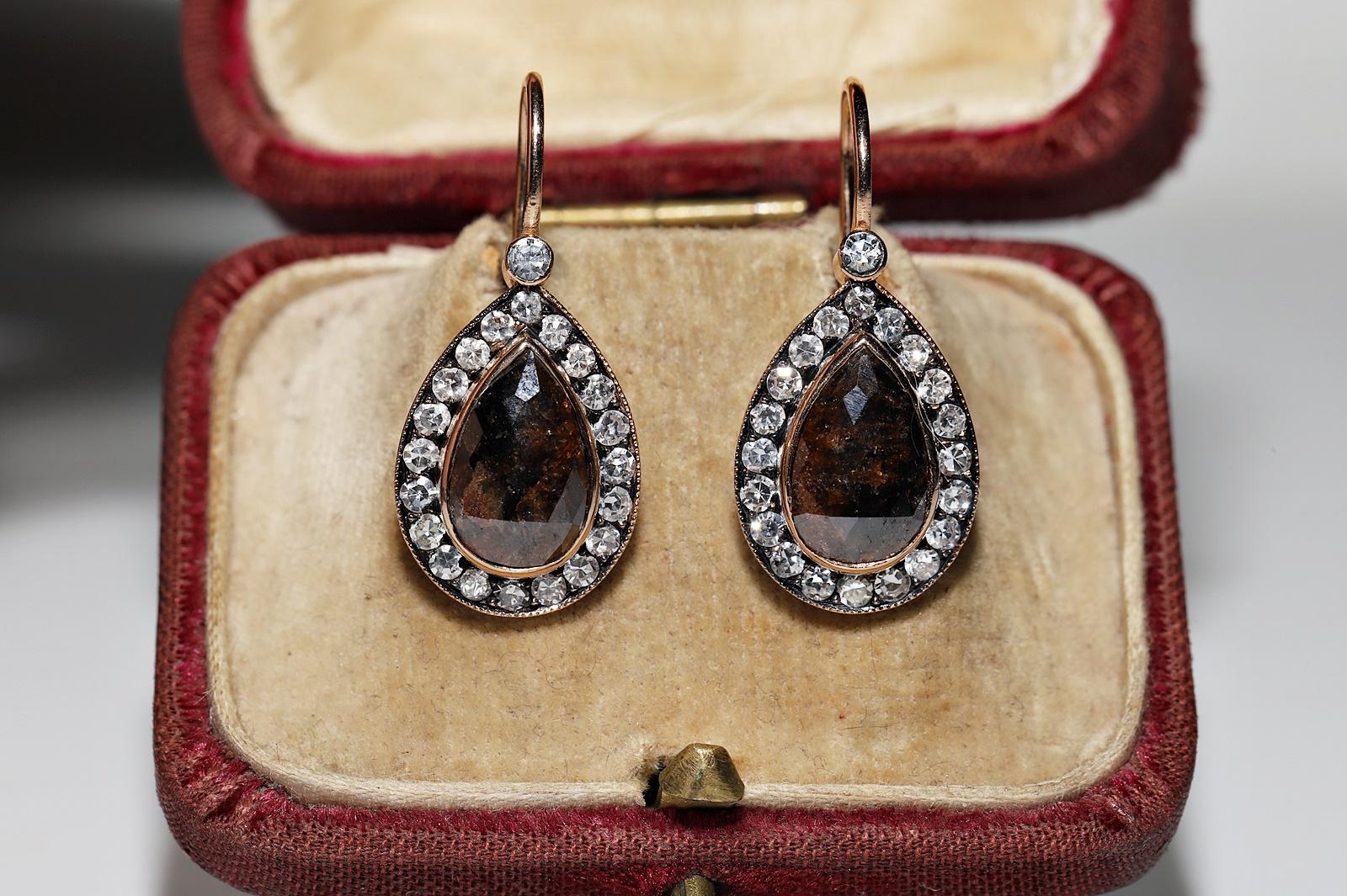 En muy buen estado.
El peso total es de 8,2 gramos.
Totalmente es diamante central talla rosa de 3.54 ct.
Totalmente es diamante lateral 1.04 ct.
El diamante es de color G-H y claridad vvs-vs-s1.
La caja no está incluida.
Ponte en contacto para