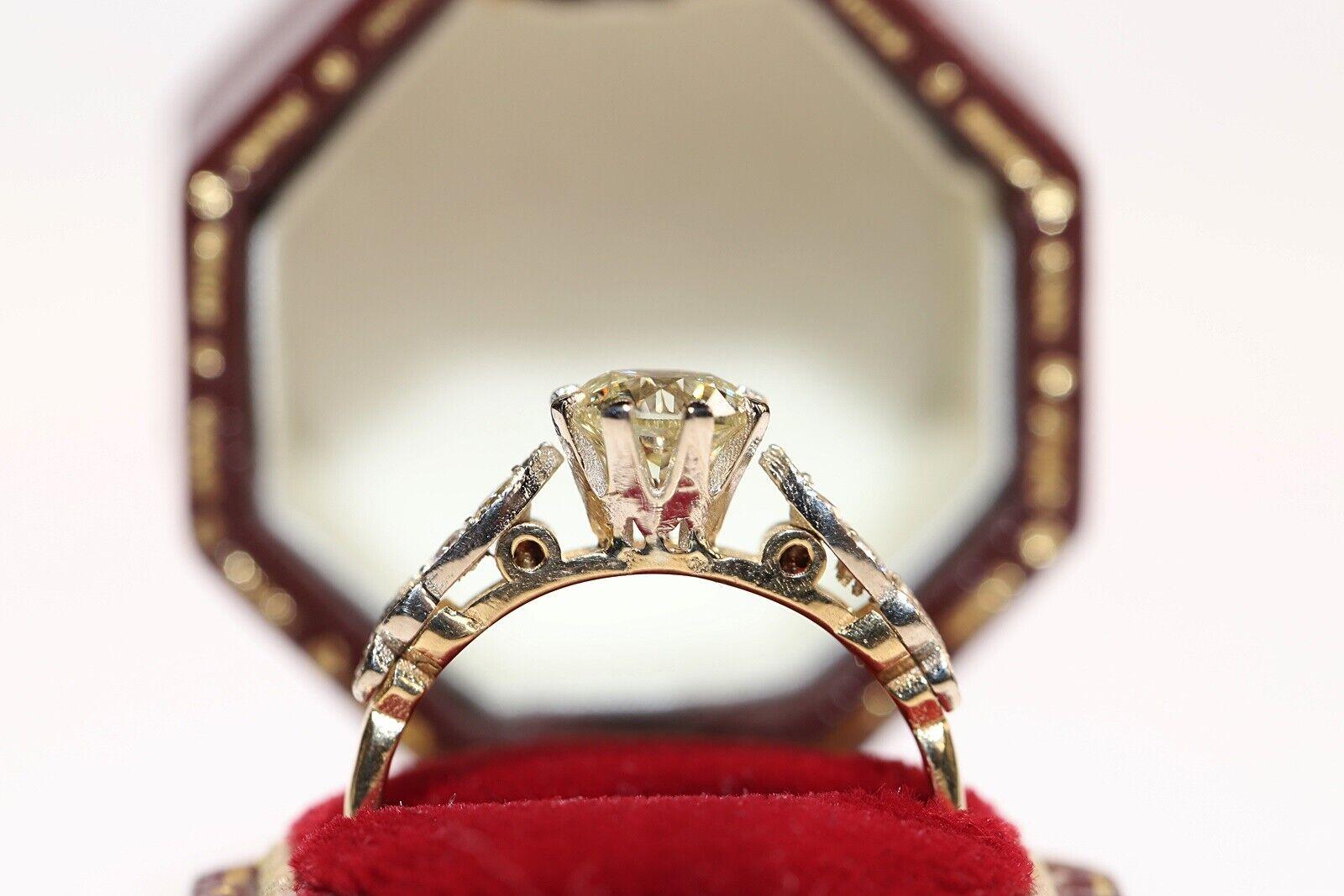 En très bon état.
Le poids total est de 2.8 grammes.
Le diamant central est de 1 carat.
La clarté est au centre du diamant K couleur et vs.
Le diamant latéral est de 0,16 carat.
La taille de la bague est de 7 US (nous offrons un redimensionnement