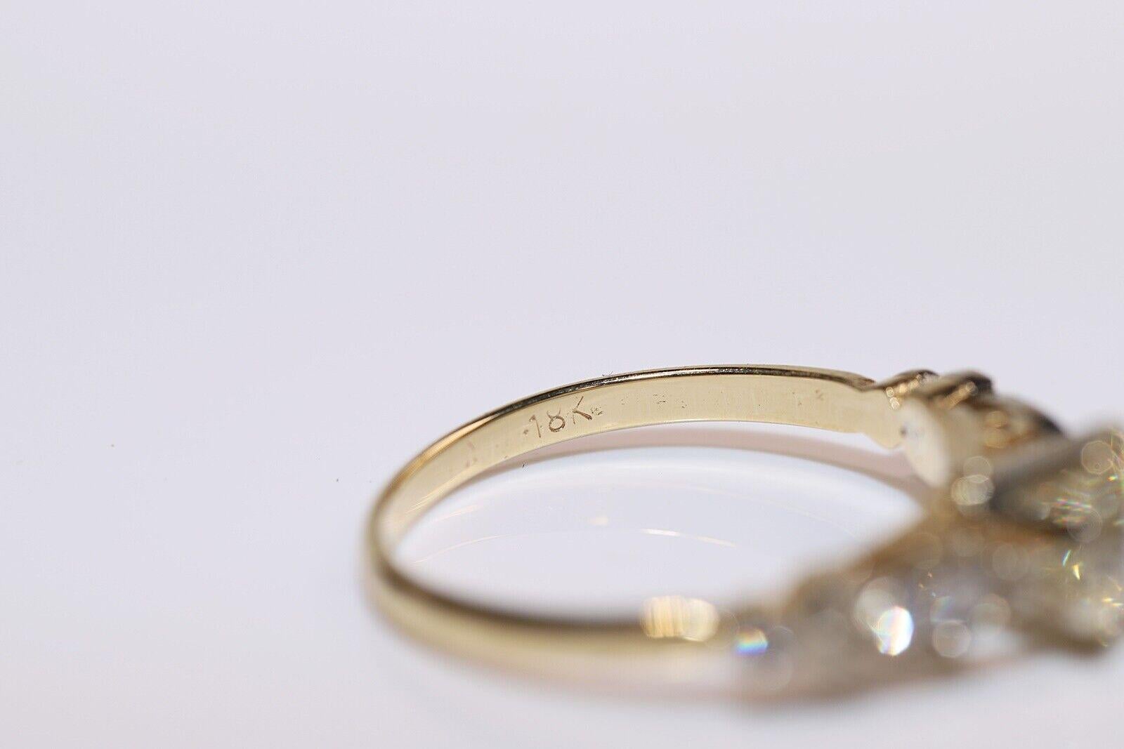 Bague solitaire en or 18k de fabrication récente ornée de diamants naturels en vente 2