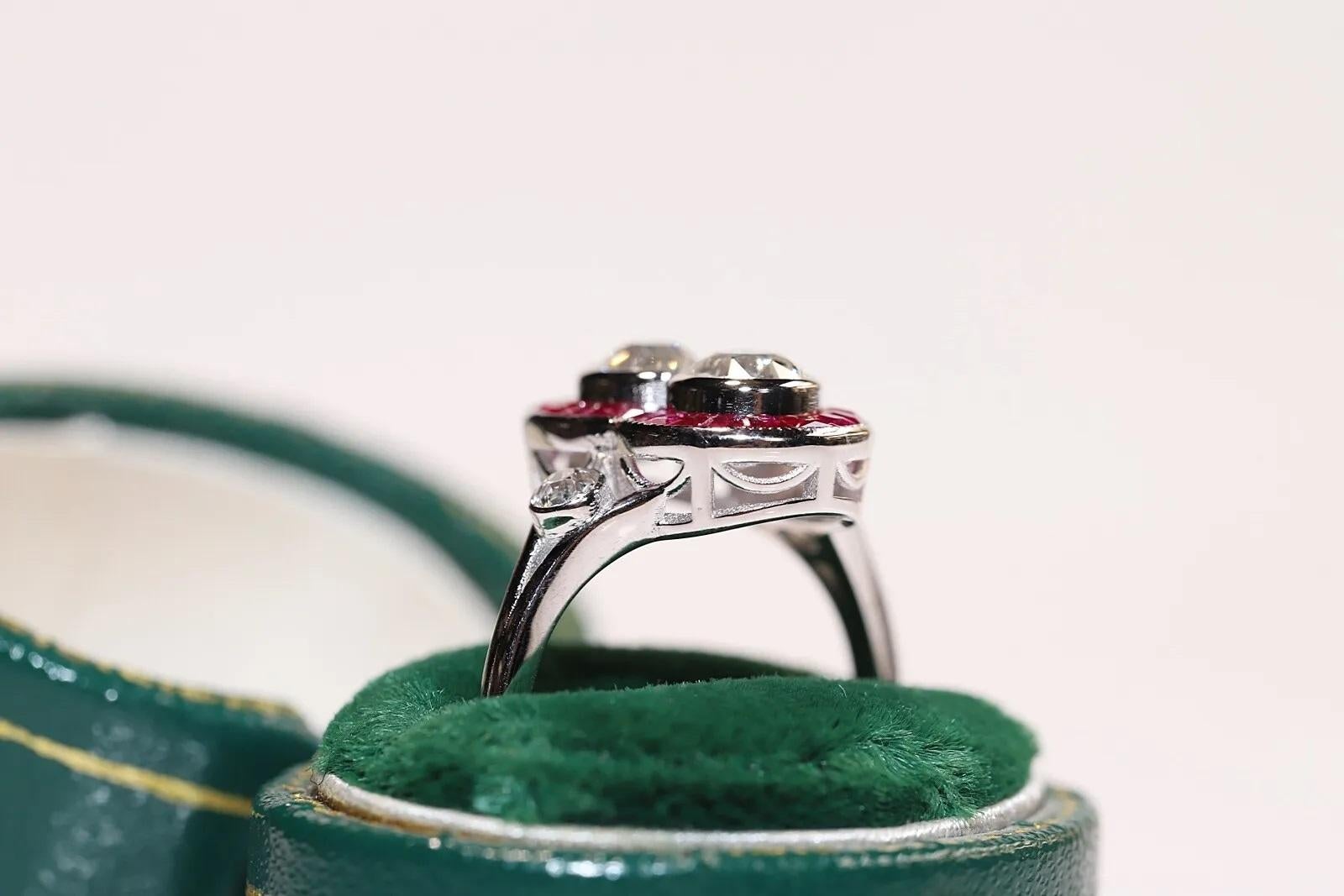 En très bon état.
Le poids total est de 4.3 grammes.
Pierres centrales de 0,99 carat.
Le diamant latéral de 0,20 carat est totalement...
Le diamant est de couleur G et de pureté vs.
L'ensemble est un rubis de 1,30 carat.
La taille de la bague est US