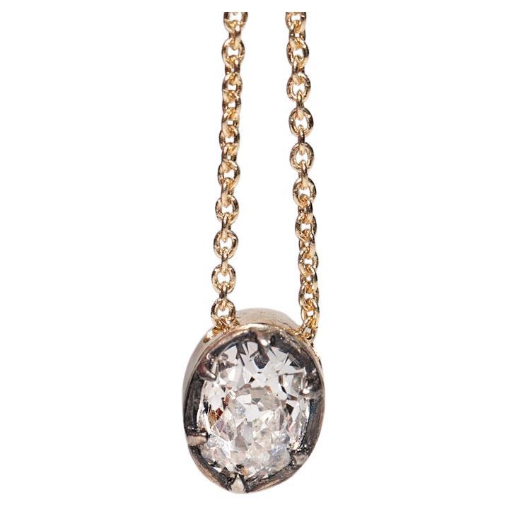 En très bon état.
Le poids total est de 3.7 grammes.
Totalement est un diamant de 0,68 ct.
Le diamant est de couleur H et de pureté S1.
La longueur totale de la chaîne est de 45 cm.
N'hésitez pas à nous contacter pour toute question.