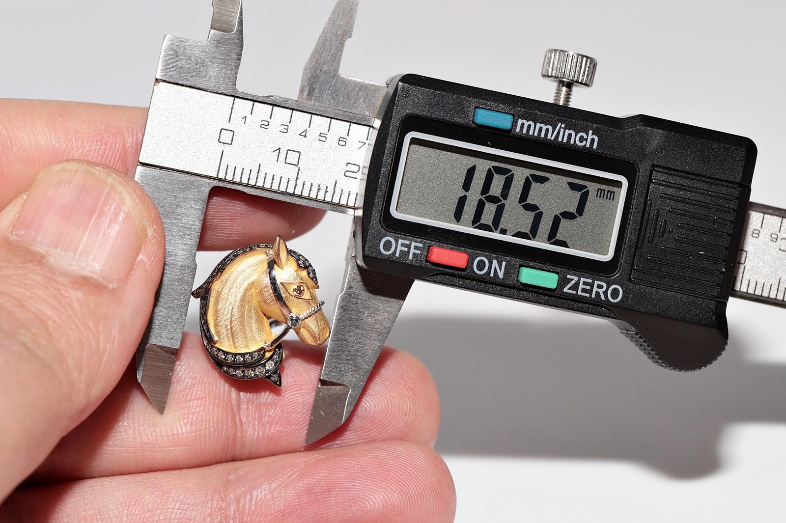 18 Karat Gold Neu gefertigter natürlicher Diamant-Ohrring mit verziertem Pferd Omega-Rücken (Brillantschliff) im Angebot