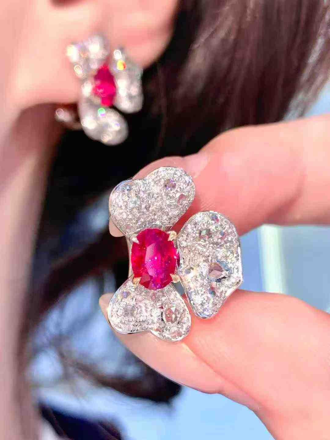 Orecchini in oro 18 carati senza calore con rubino da 1,90 carati e diamante da 0,80 carati In condizioni Nuovo in vendita a Bucharest, Romania