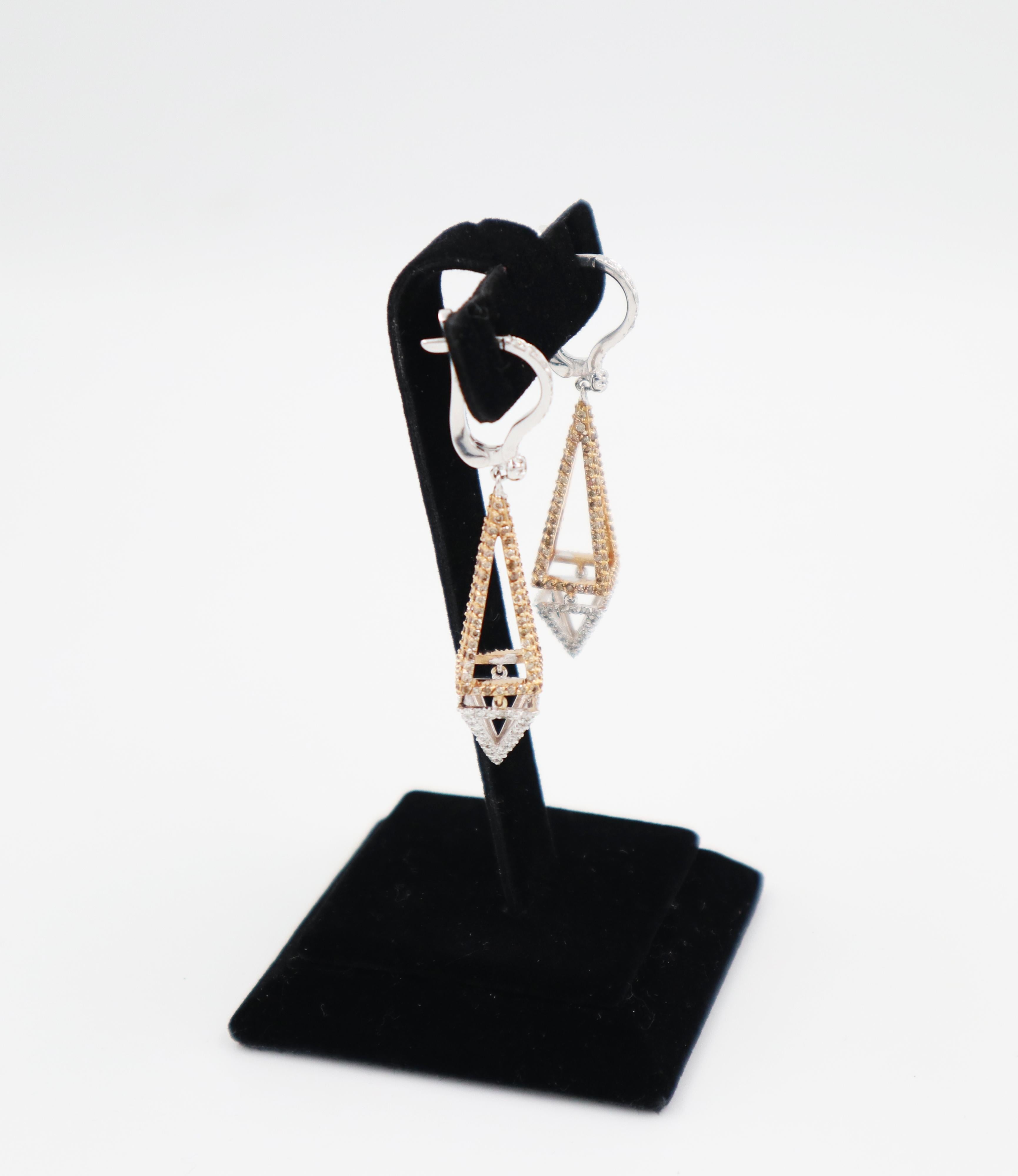 Taille brillant  Pendants d'oreilles obélisque en or 18 carats avec diamants blancs et diamants champagne en vente
