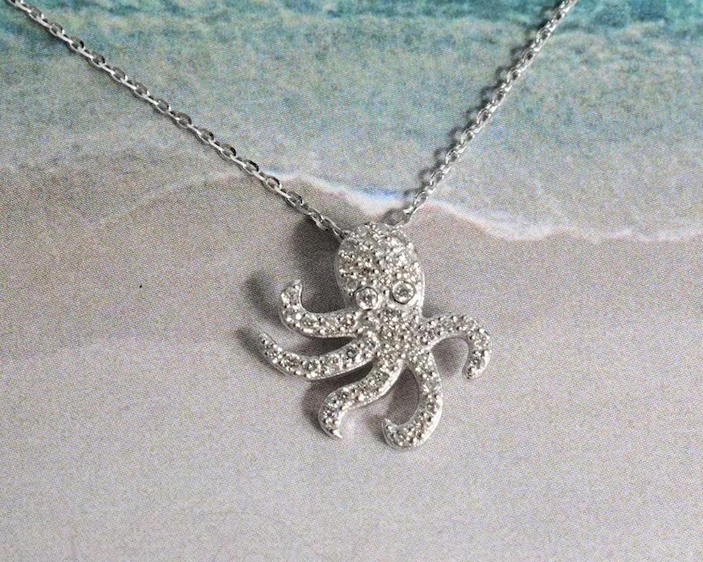 18k Gold Octopus Diamond Necklace Ocean Marine Life Jewelry In New Condition For Sale In Bangkok, TH