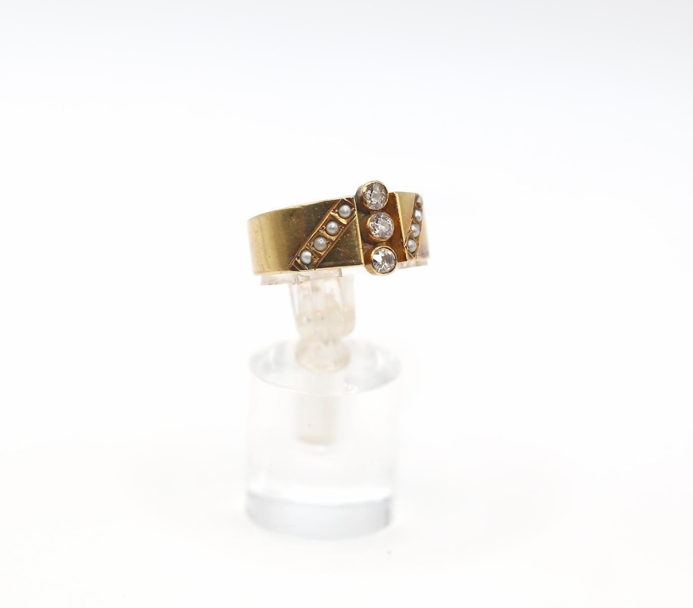 Anello vintage in oro 18 carati con diamanti taglio vecchio e perle, 1930

Un esempio delicato e raffinato di un'epoca, è silenziosamente bello ed elegante, senza bisogno di gridarlo. Creato intorno agli anni '30. 

Incorpora tre diamanti di taglio